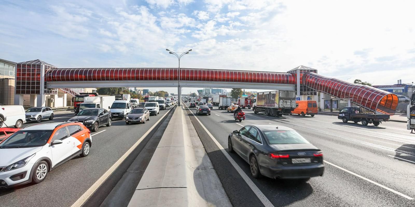 Остекление 13 надземных пешеходных переходов заменили в столице