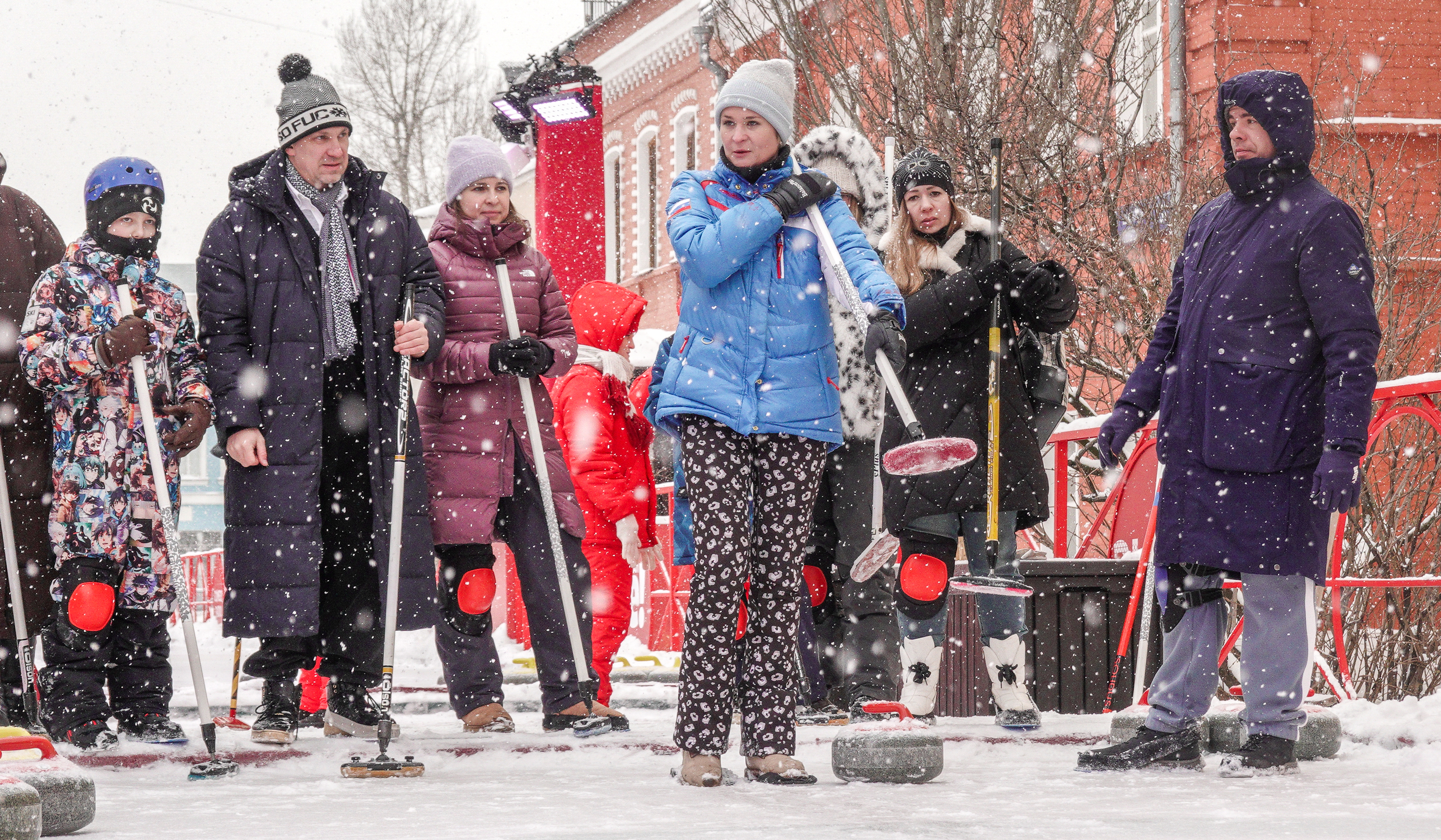 Рождественский керлинг на Школьной улице