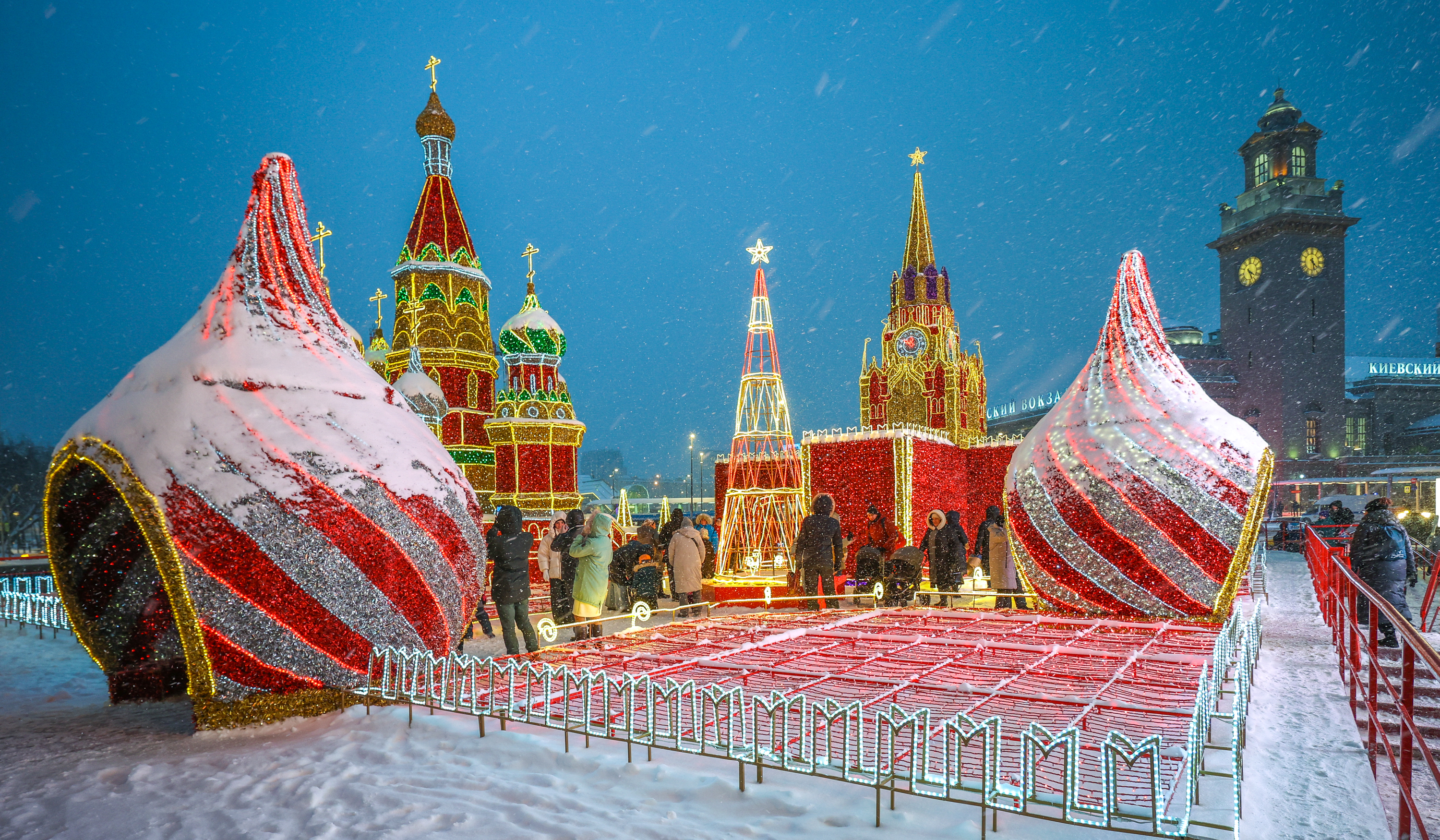 Новогоднее оформление Киевского вокзала