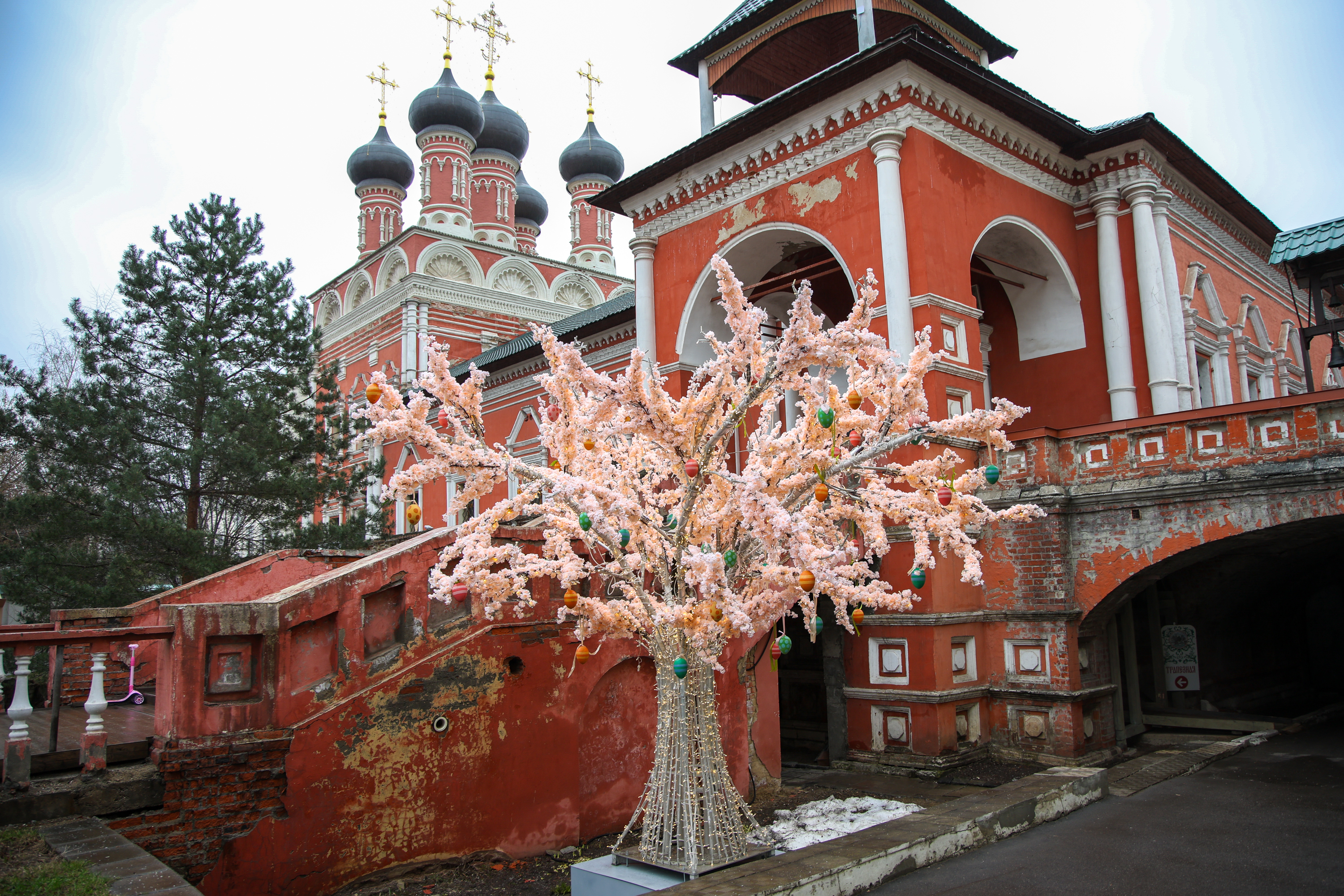 Освящение пасхальных куличей в Высоко-Петровском монастыре