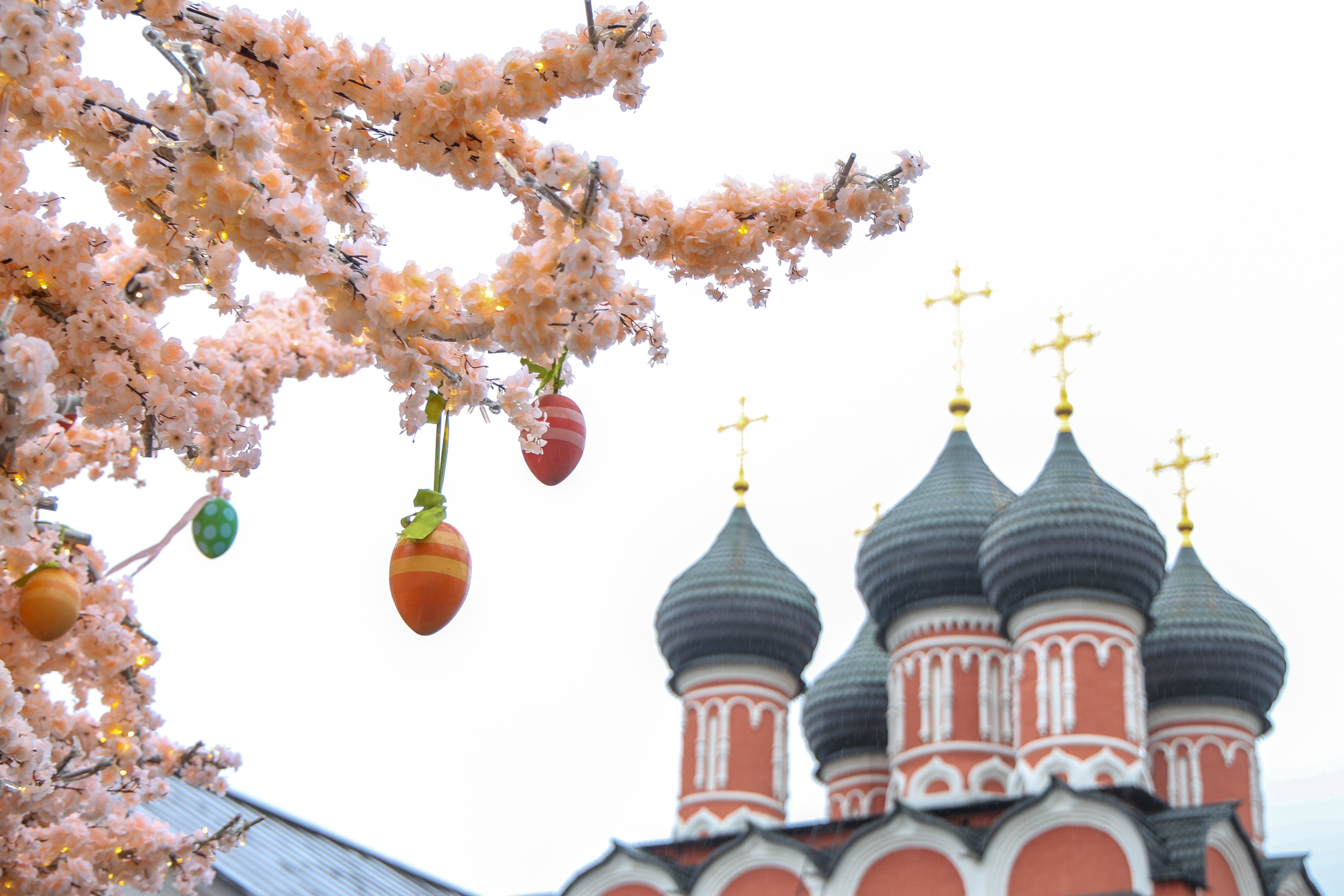 Освящение пасхальных куличей в Высоко-Петровском монастыре