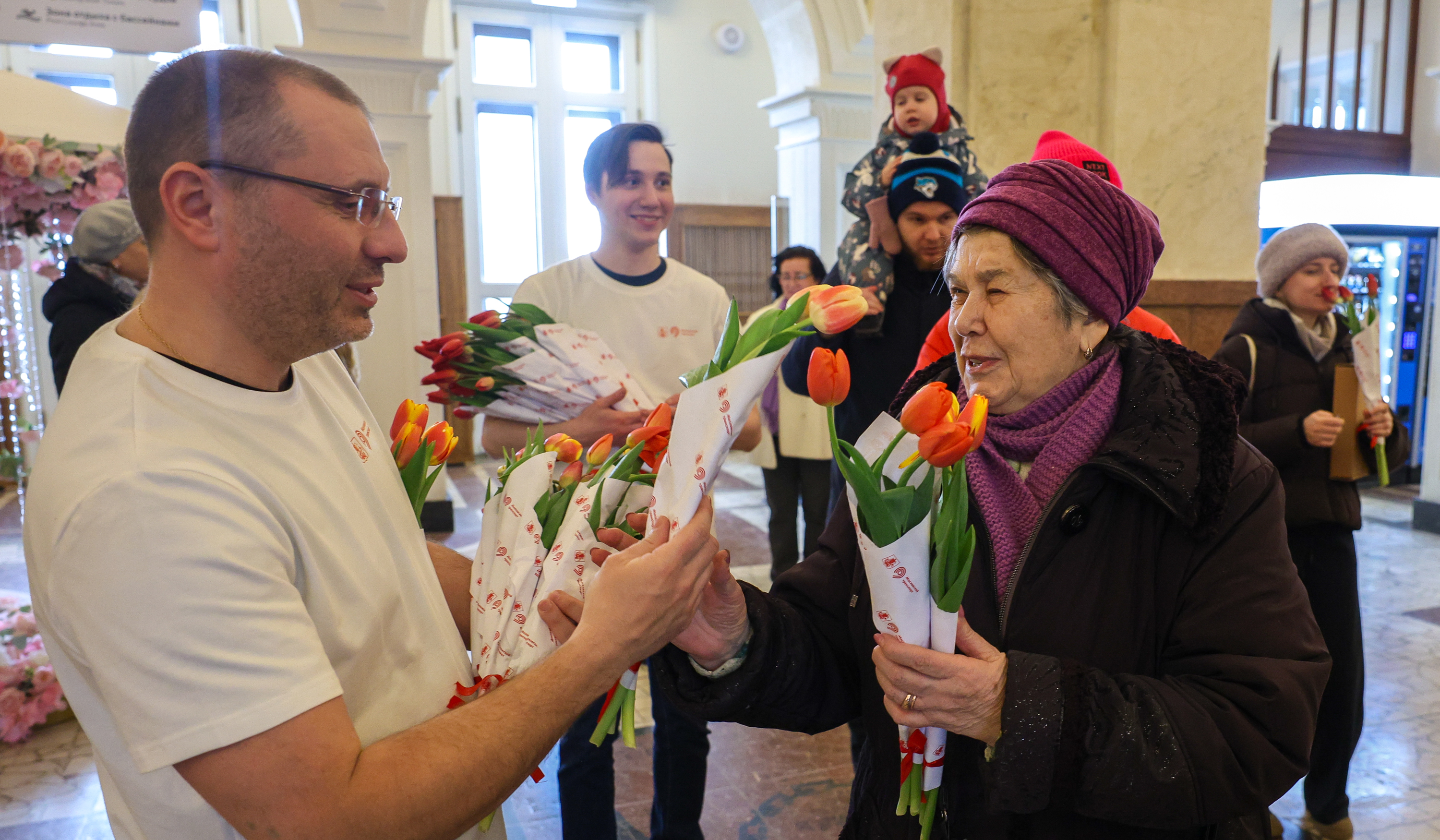 Празднование 8 Марта на Северном речном вокзале
