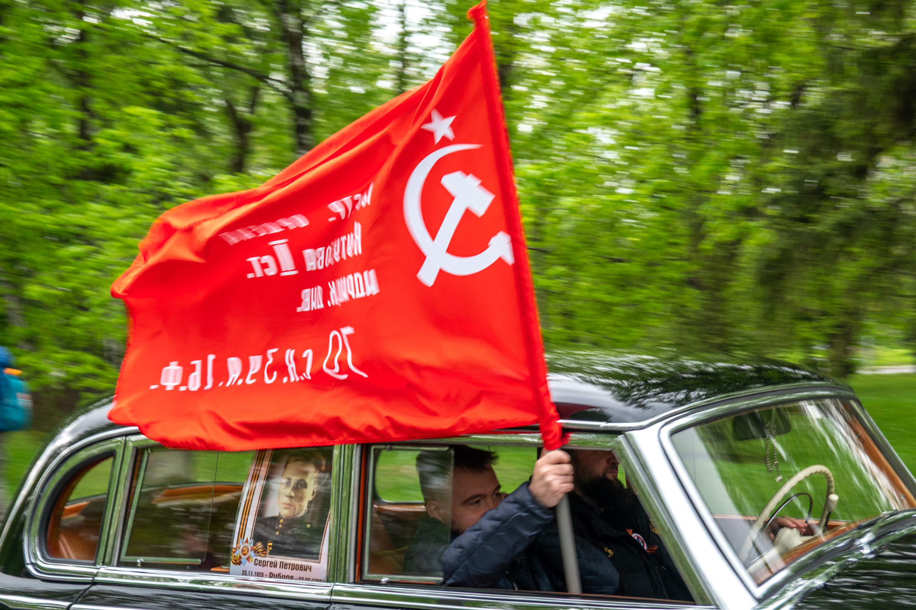 Ретроралли «Круг Победы» на Площади Победы