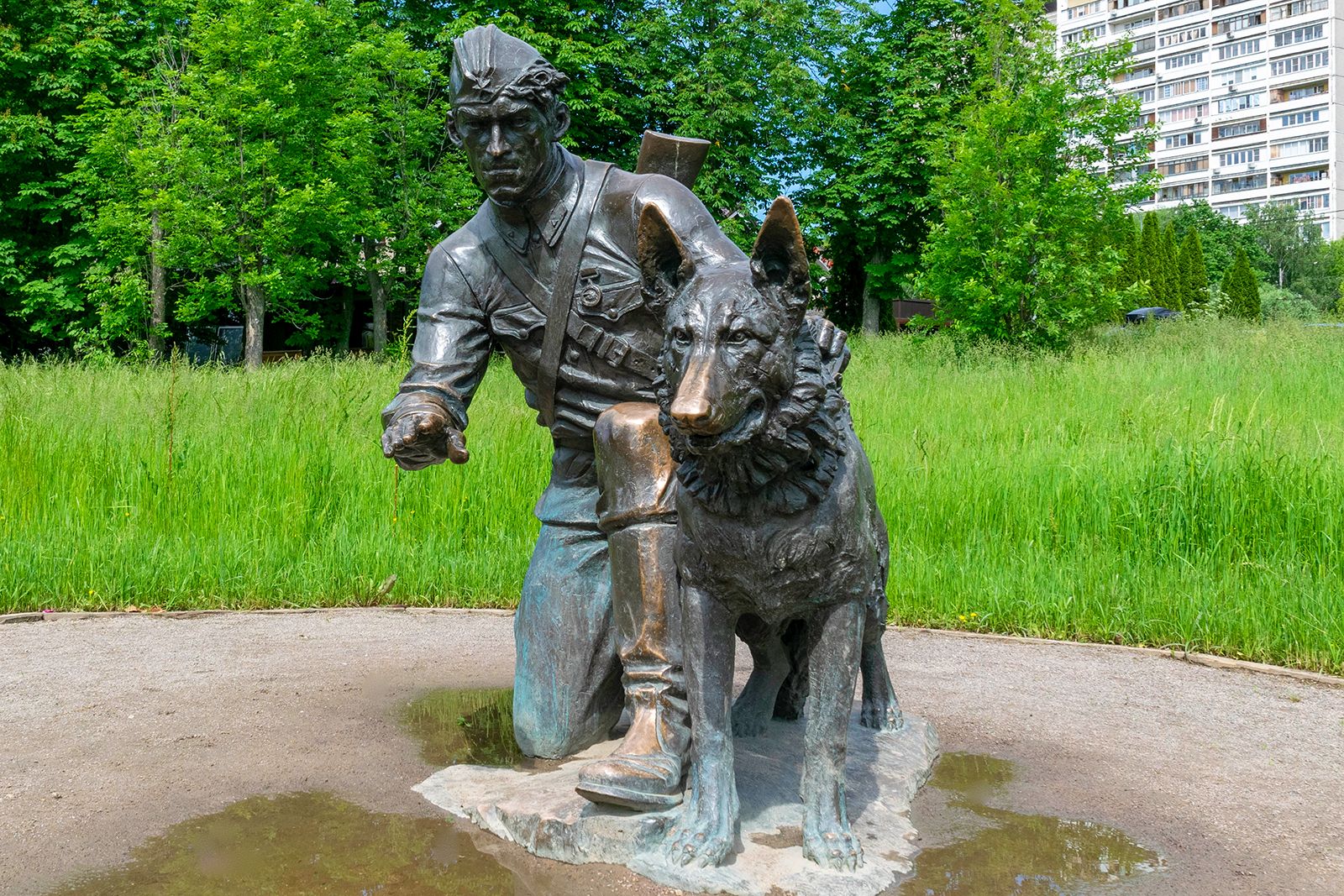 Космическая Лайка и Моська Крылова: каким собакам установили памятники в Москве?
