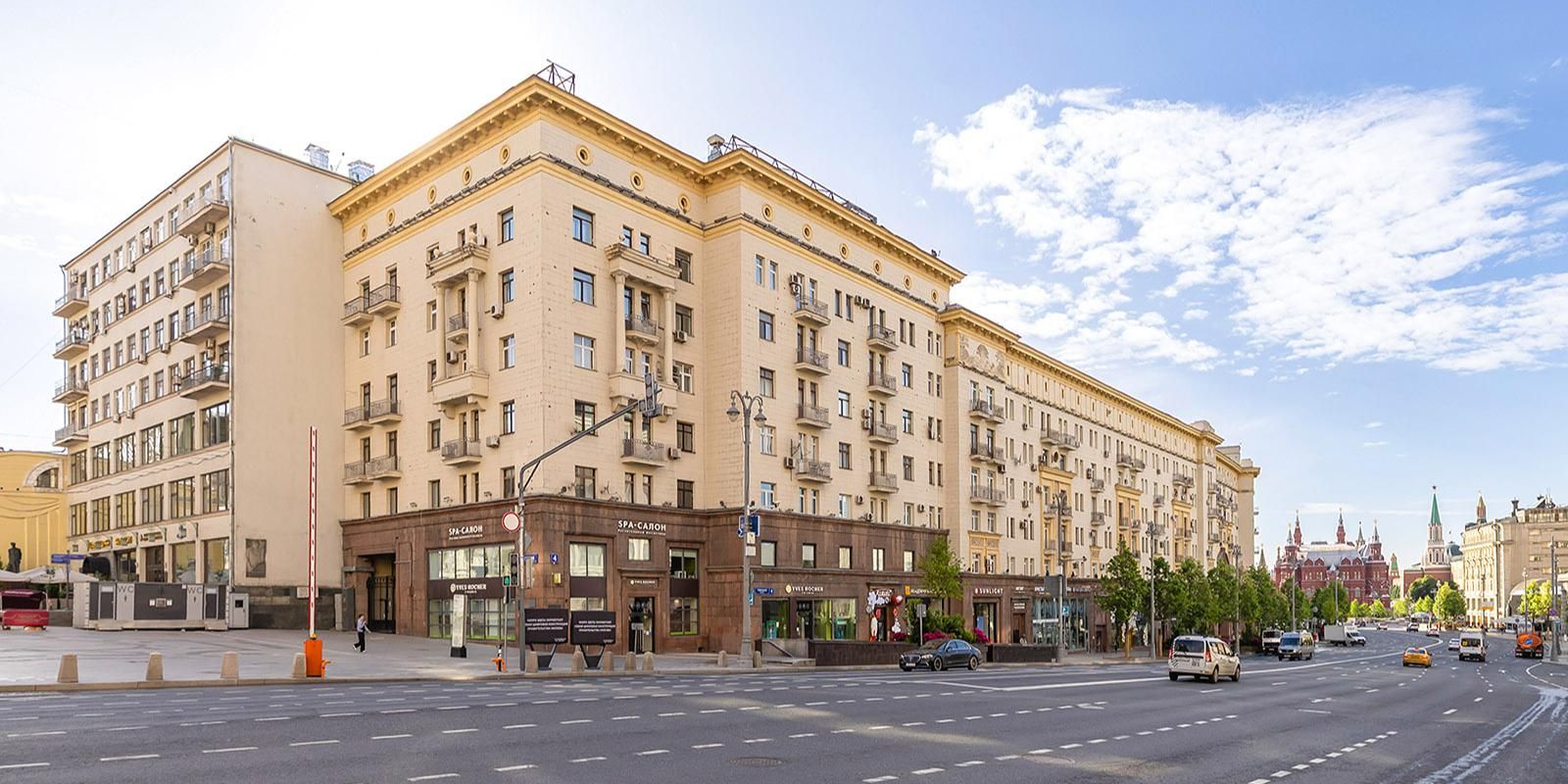 Москвичи примут решение о восстановлении скульптур на крыше дома на Тверской
