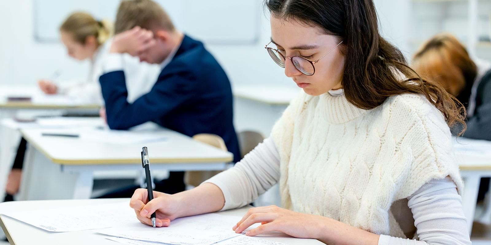 Столичные выпускники сдают ЕГЭ по математике