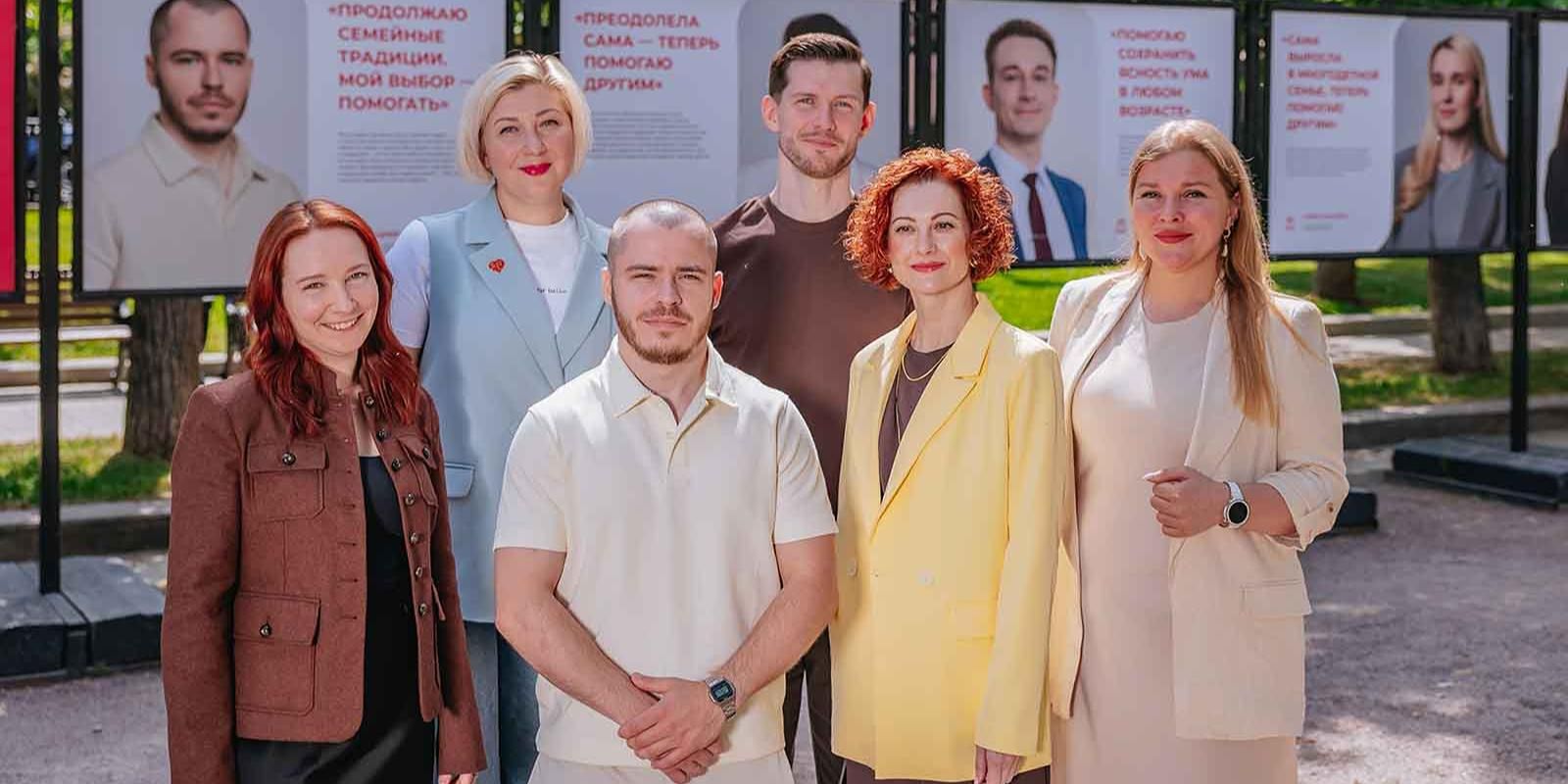 Фотовыставка ко Дню соцработника открылась на Тверском бульваре