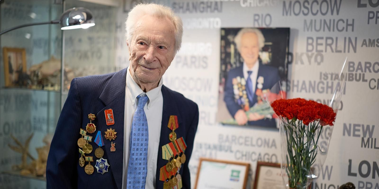 Собянин поздравил с 100-летием ветерана ВОВ Владимира Колосова