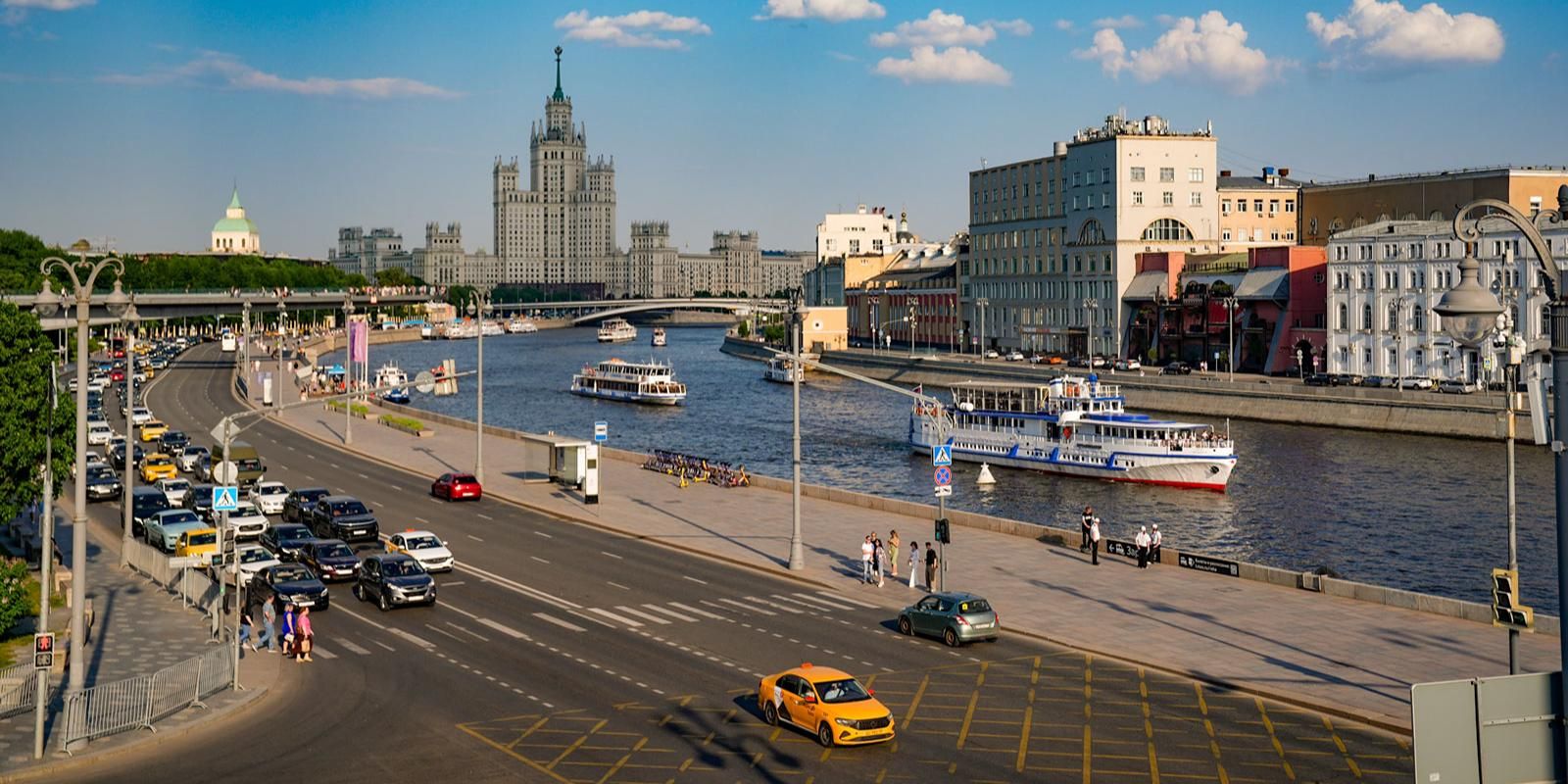 Асфальт обновили на Москворецкой набережной