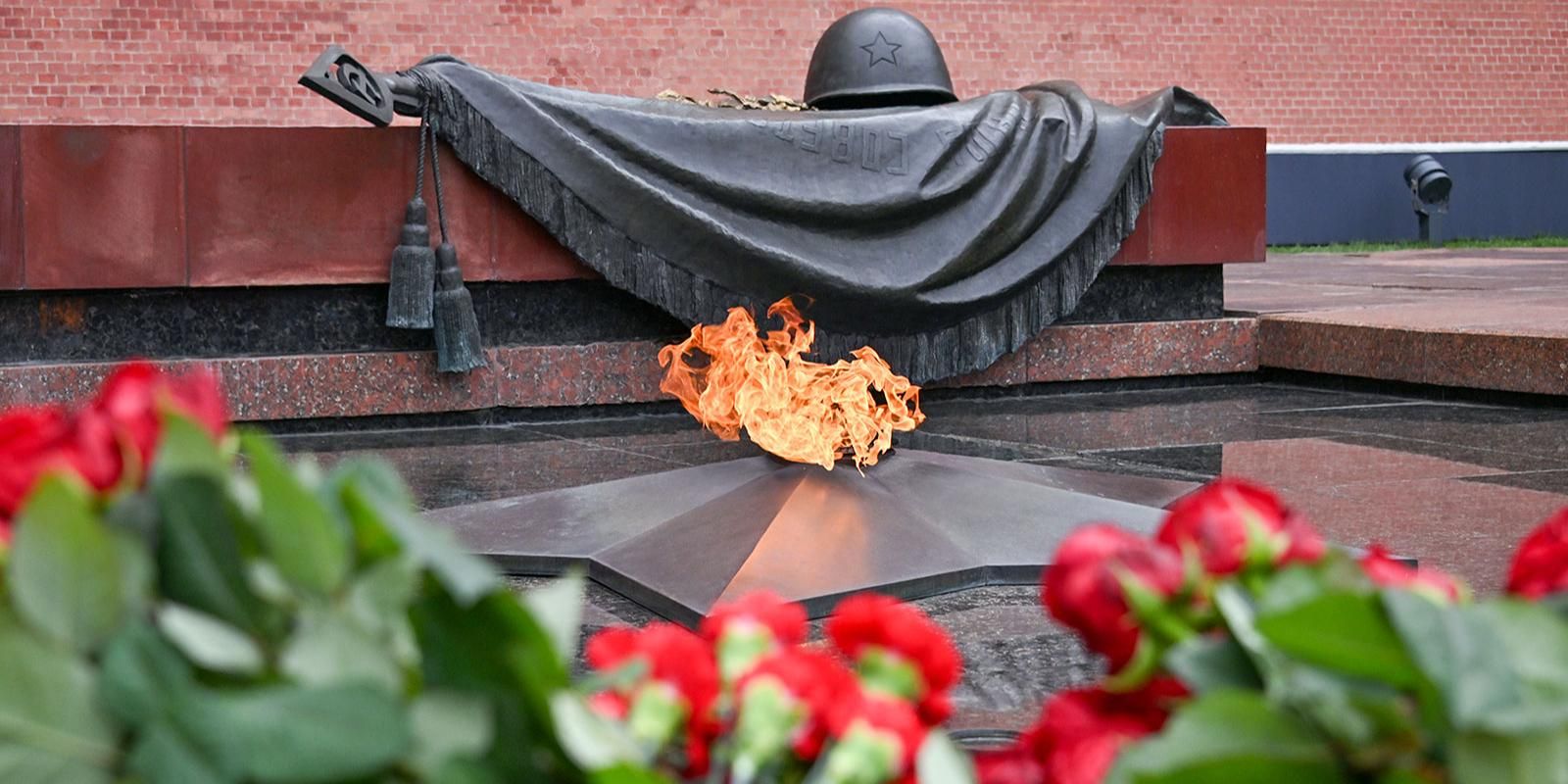 Юные победители всероссийского конкурса приняли участие в торжественной церемонии профилактики Вечного огня