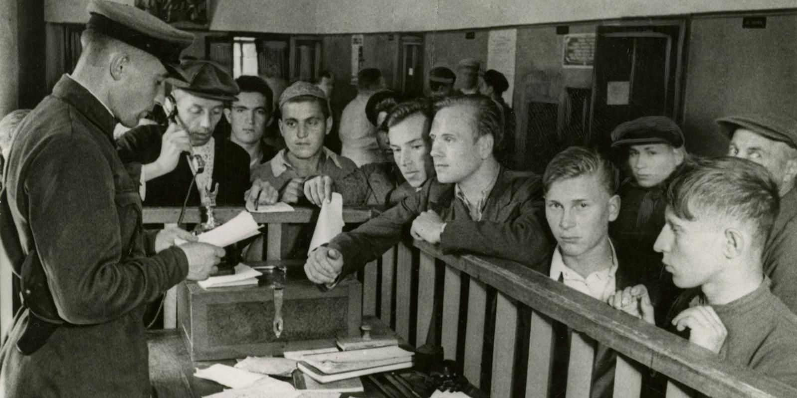 Главархив Москвы представил онлайн-выставку о молодежи столицы в годы ВОВ