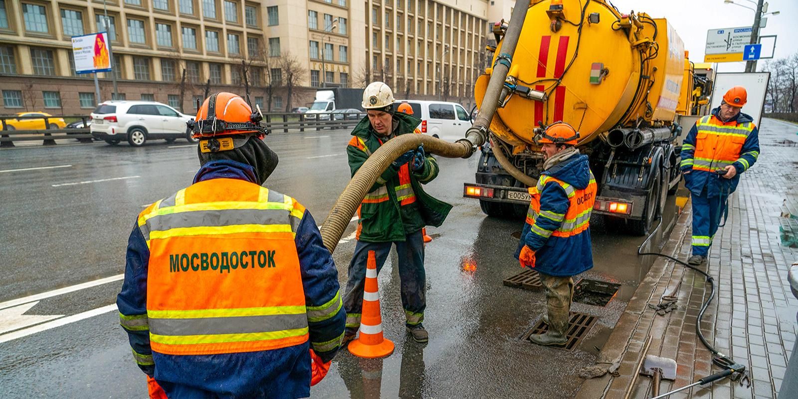 Специалисты Мосводостока откачали скопление дождевой воды на востоке столицы