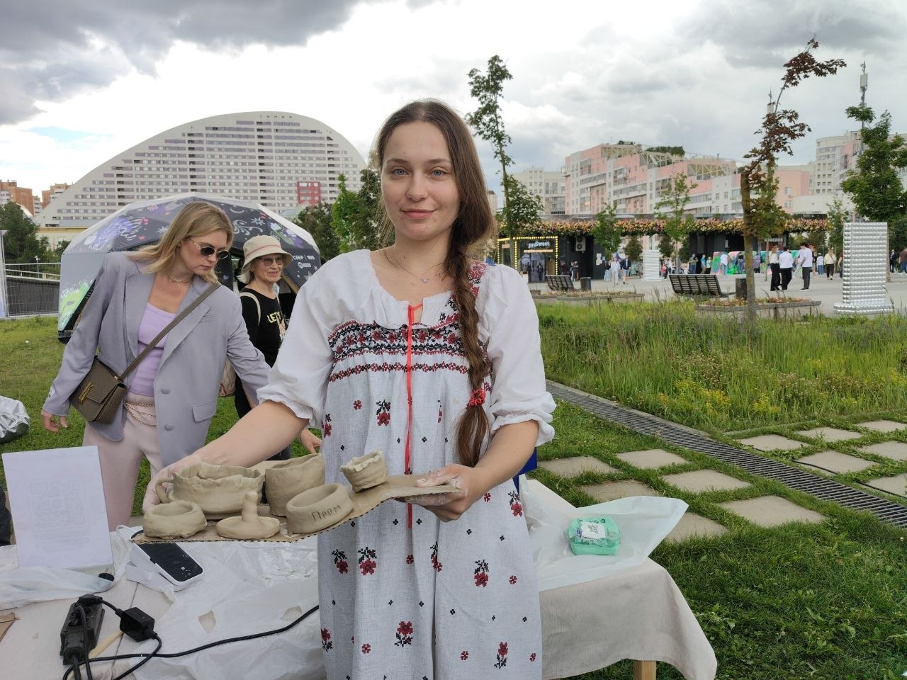 Надежда Клыкова учит работать с глиной и гончарным кругом. Фото: Моинформ.