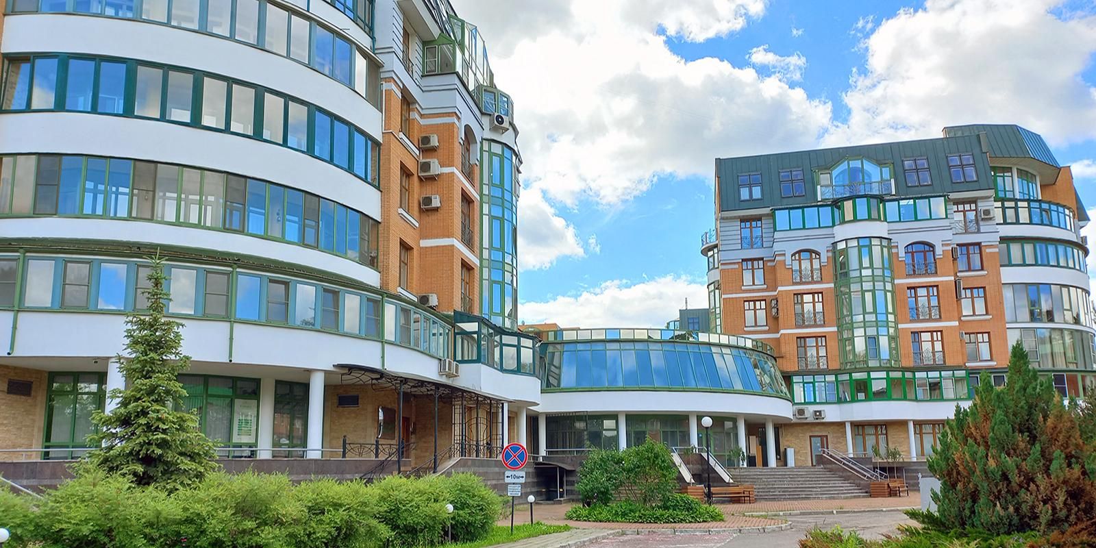 Два крупных помещения для бизнеса выставили на продажу в Крылатском