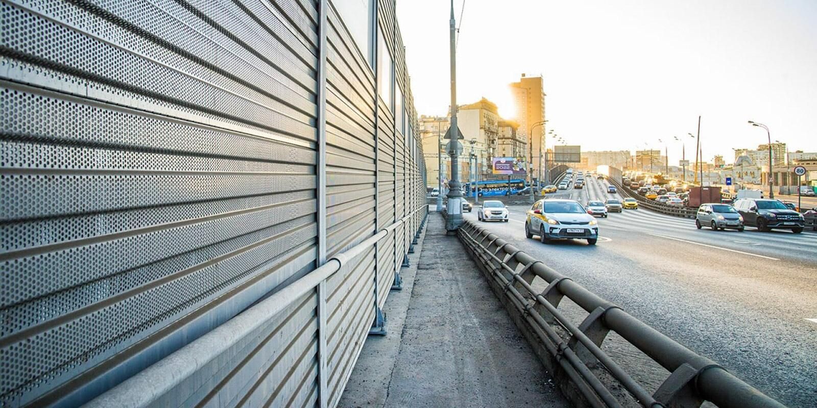 Свыше 1,1 тыс. кв. м шумозащитных экранов обновили в Москве за полгода