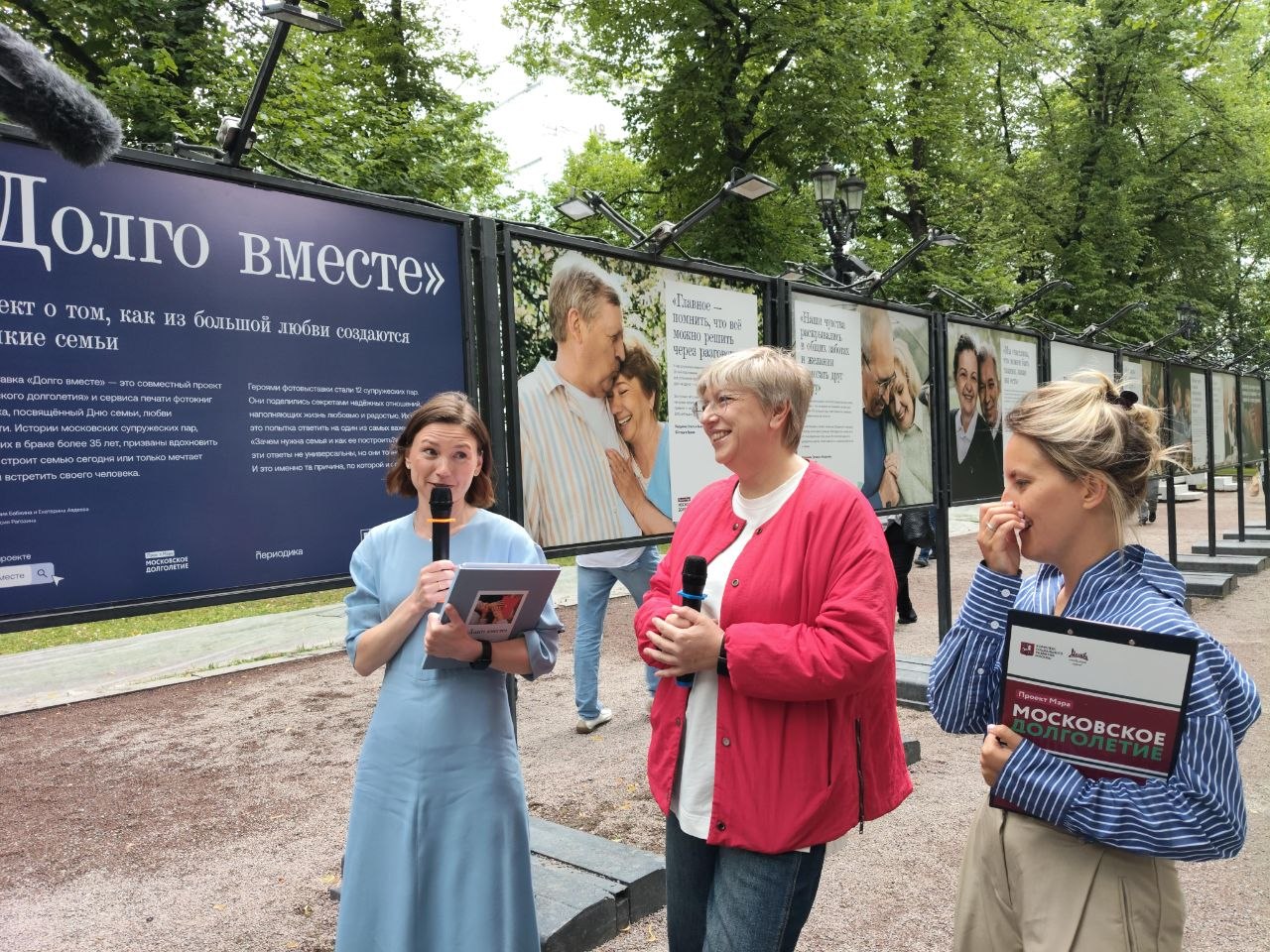 Выставку «Долго вместе» открыли Варвара Веденеева (слева) и&nbsp;Алла Семенышева (в центре). Фото: Мосинформ