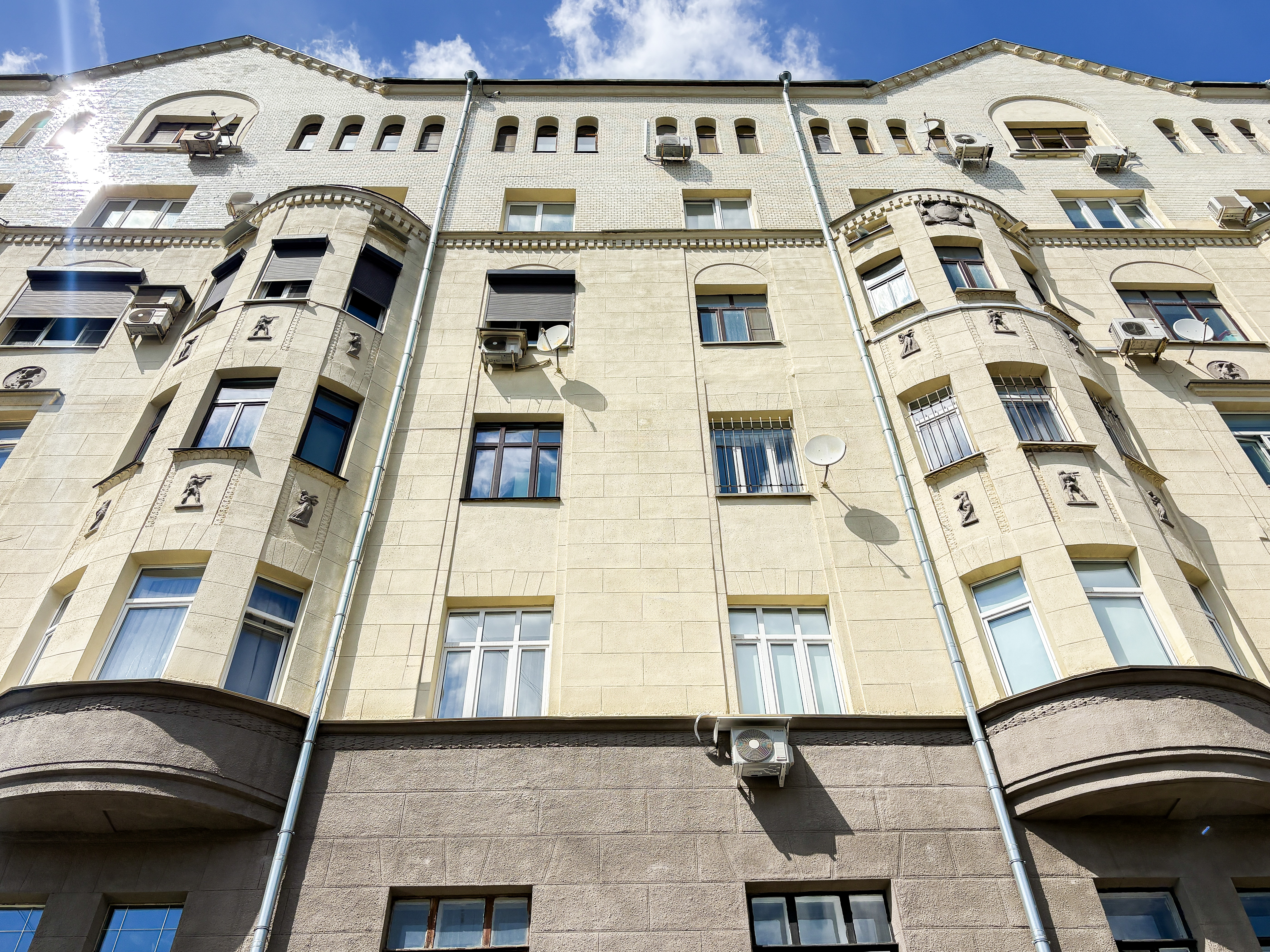 Все лифтовое оборудование заменят в трех бывших доходных домах в центре столицы