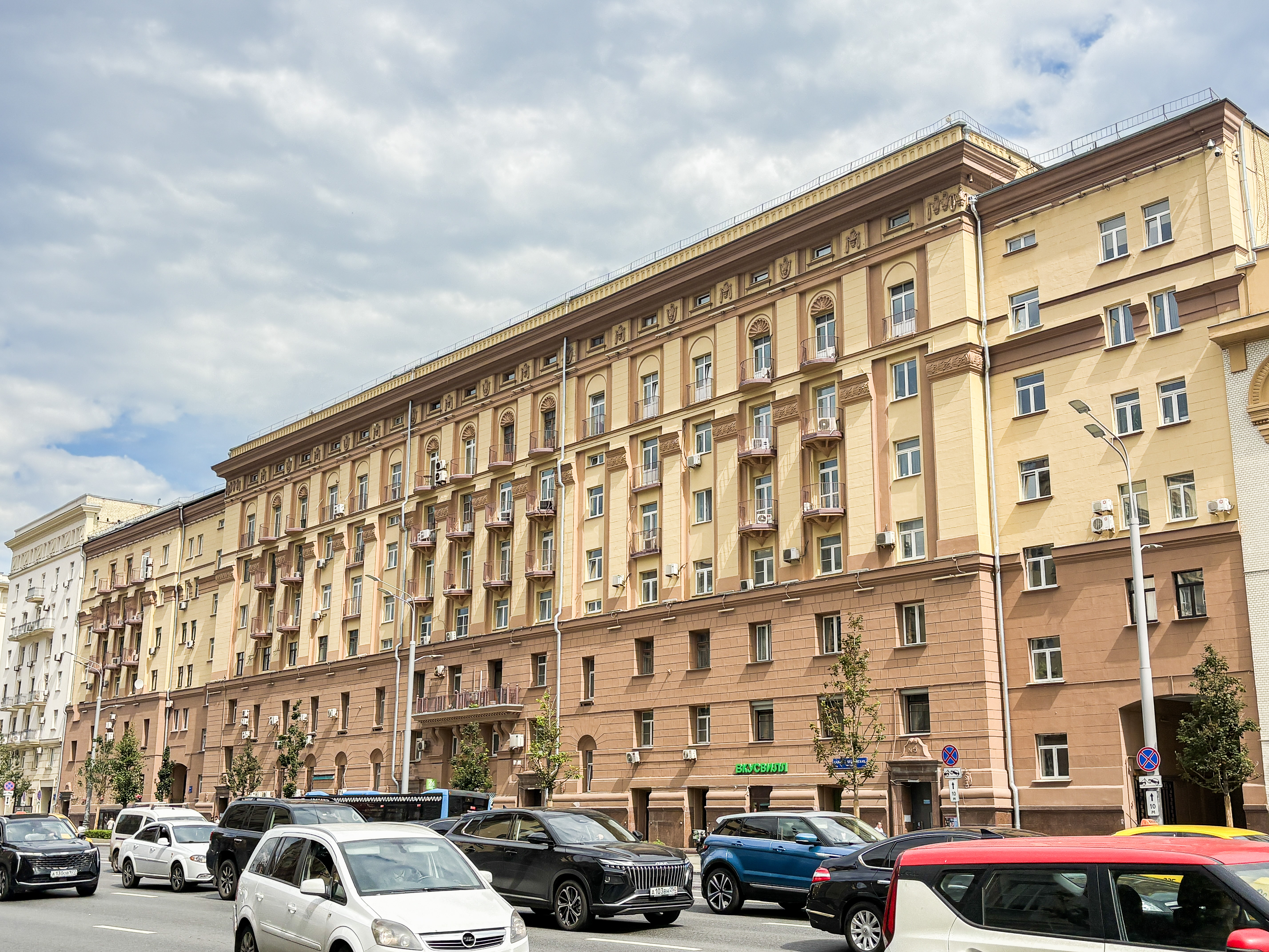Лифты заменят в трех домах, возведенных в стиле советской неоклассики