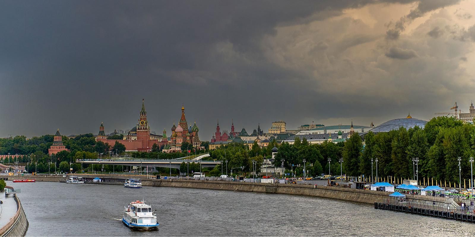 «Желтый» уровень опасности из-за грозы и ветра объявлен в Москве до 12 августа