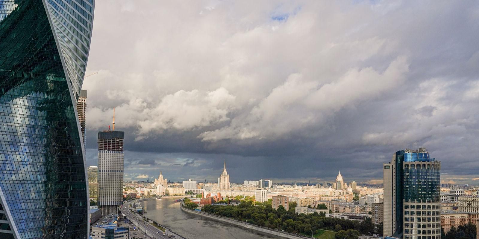 Дептранс призвал водителей быть внимательными на дорогах из-за сильного ветра