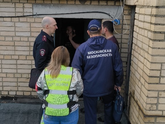 Сотрудники «Московской безопасности» во время проверок крыш обнаружили двух подростков и парочку иностранных граждан