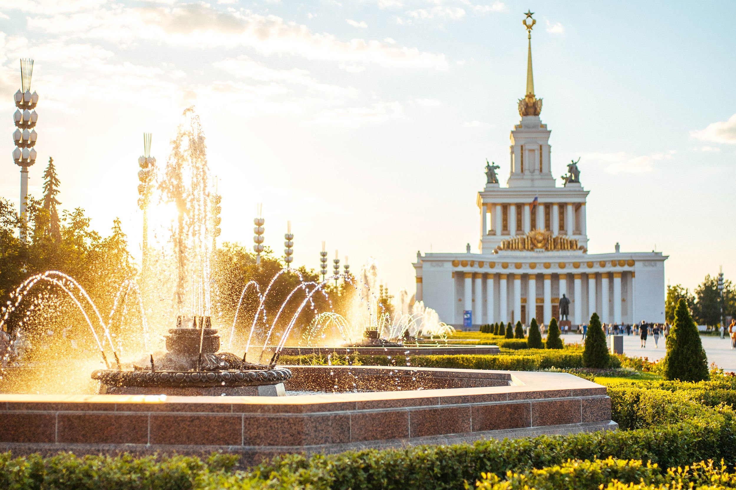 Открытие выставки, прогулка и экскурсии: На ВДНХ отметят День российского кино