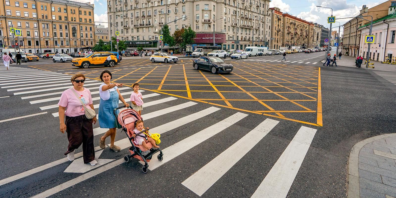 На участке улицы Большая Полянка обновили дорожное покрытие
