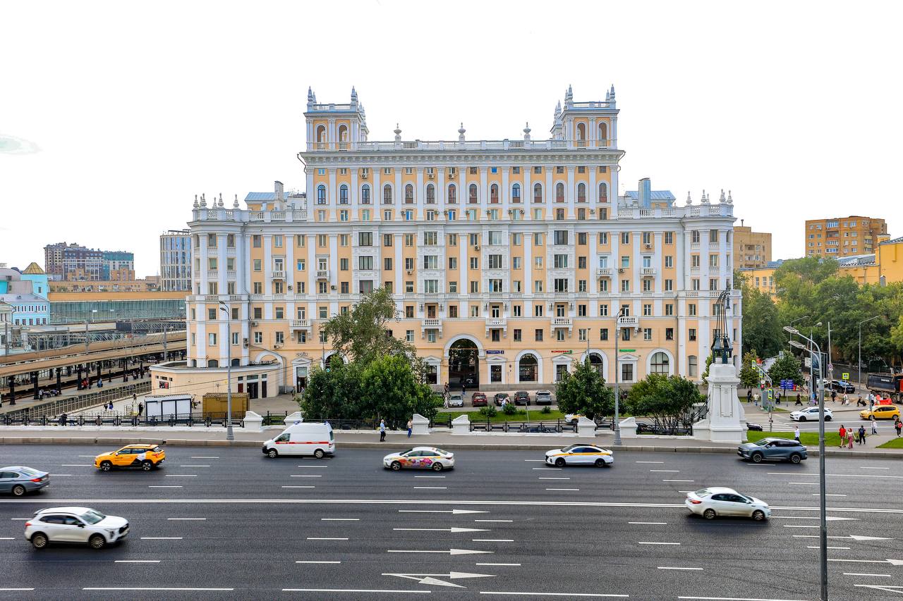 На Тверском путепроводе в Москве переложили более 7 000 квадратных метров дорожного полотна