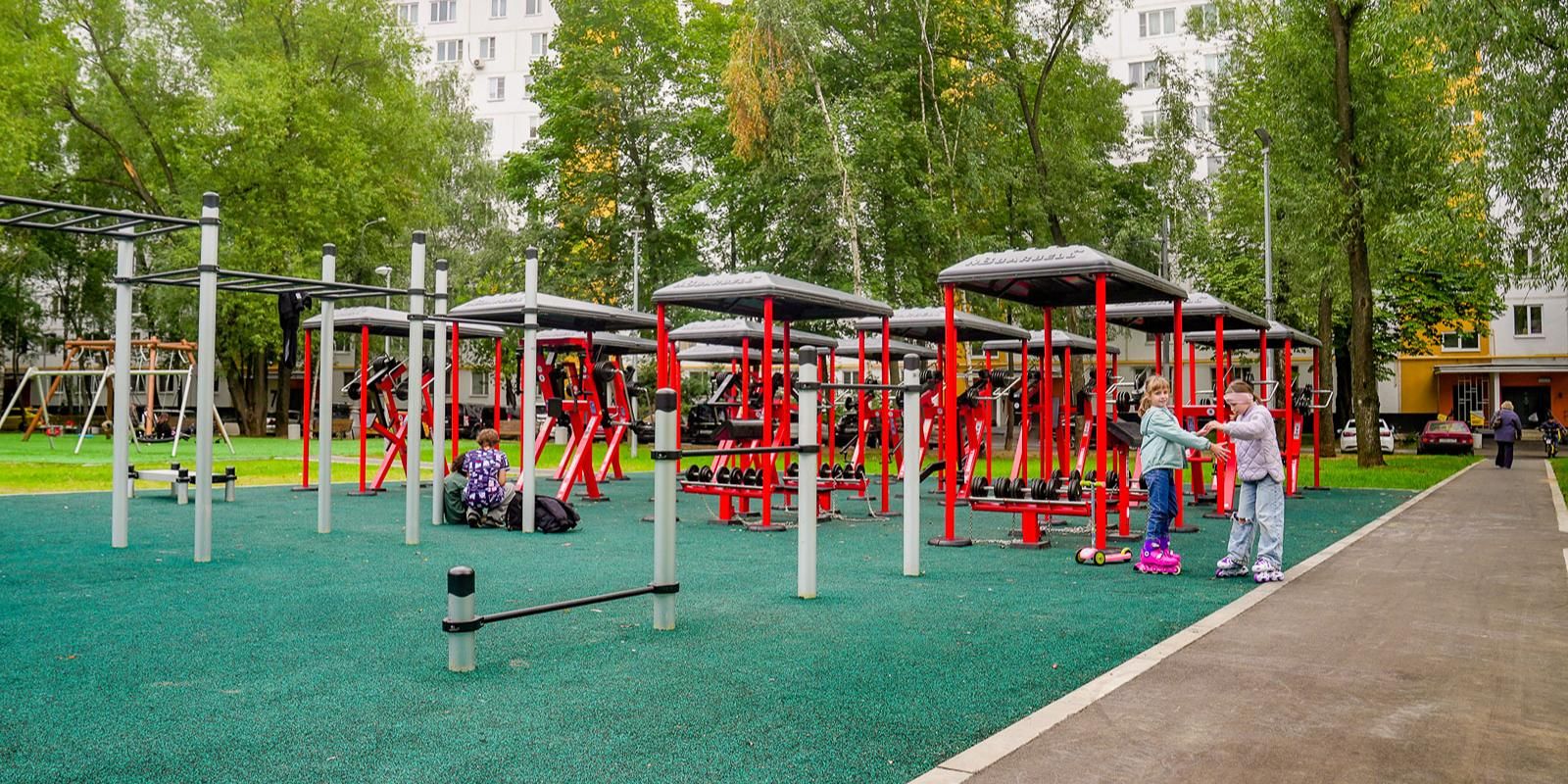 Пять детских площадок обновили в районе Бирюлево Западное