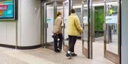 Вторые двери начали снимать в вестибюлях метро