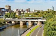 Полив дорог дополнительно проводится в Москве в жаркую погоду