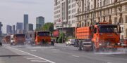 Городские службы столицы в жару дополнительно поливают дороги для охлаждения