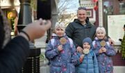 Гостей приглашают попробовать уличные угощения и выбрать подарки на площади Революции и Тверской площади