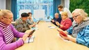 Участники «Московского долголетия» осваивают нейросети и цифровые сервисы