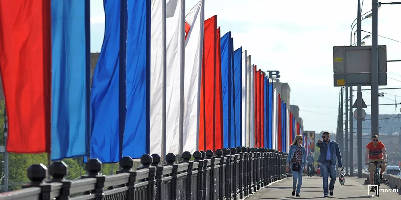 Свыше 3,5 тыс. флагов и декоративных конструкций установят ко Дню города Москвы