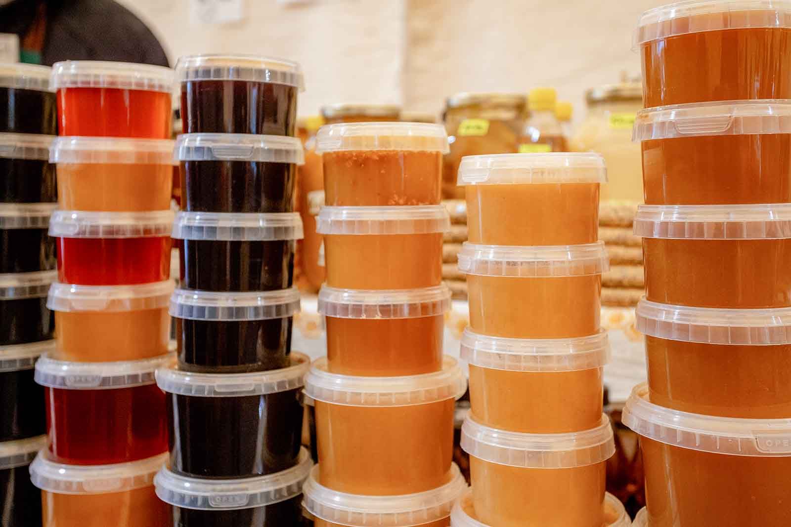 Участник московской ярмарки передает продукты собственного производства бойцам СВО