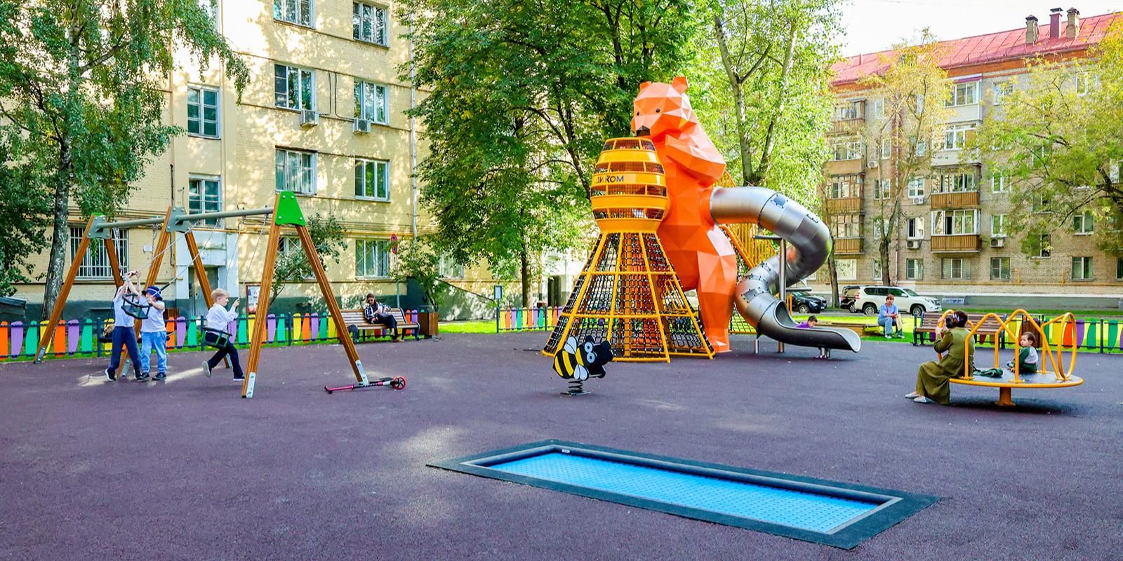 Тематические игровые площадки обновили на юге Москвы
