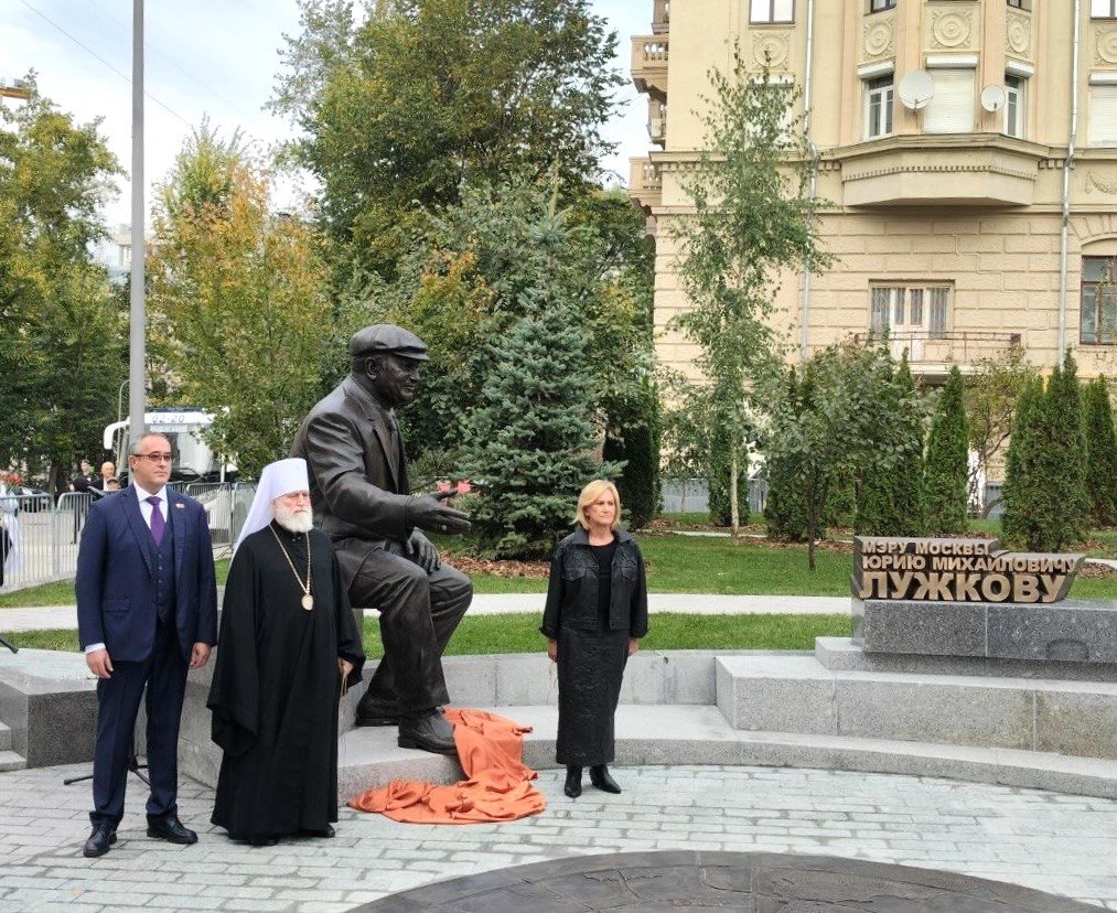 В Москве открыли памятник Юрию Лужкову