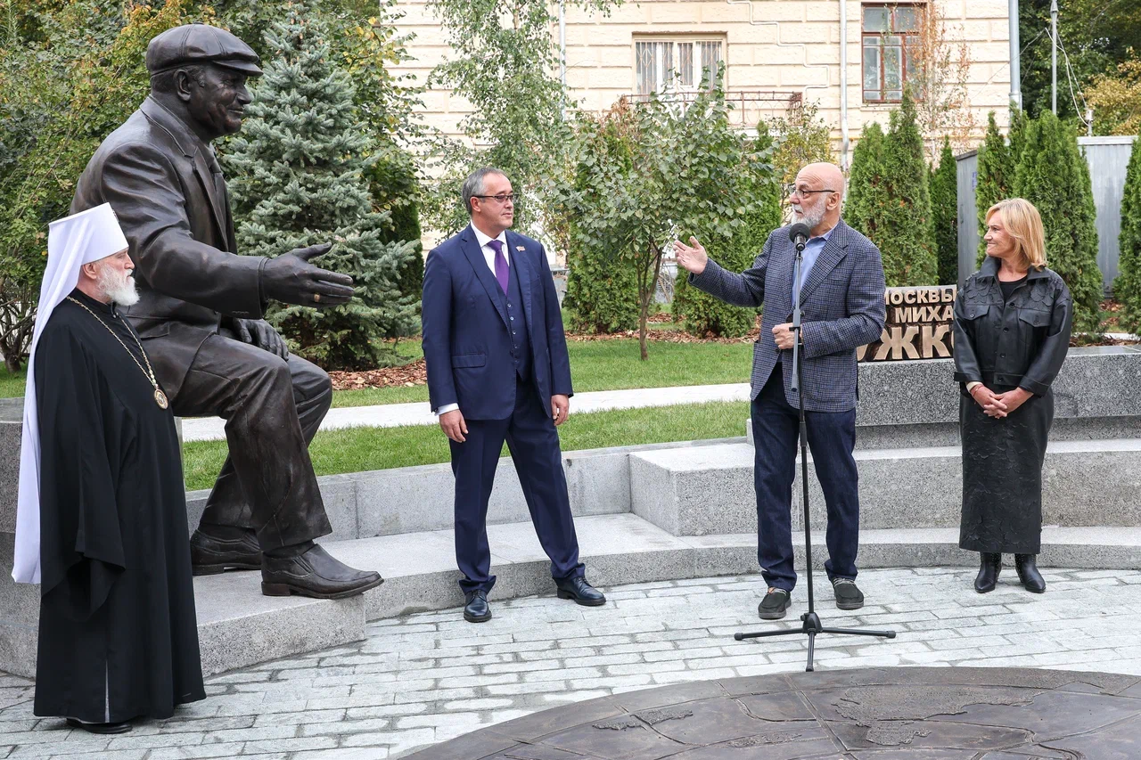 В Москве открыли памятник Юрию Лужкову