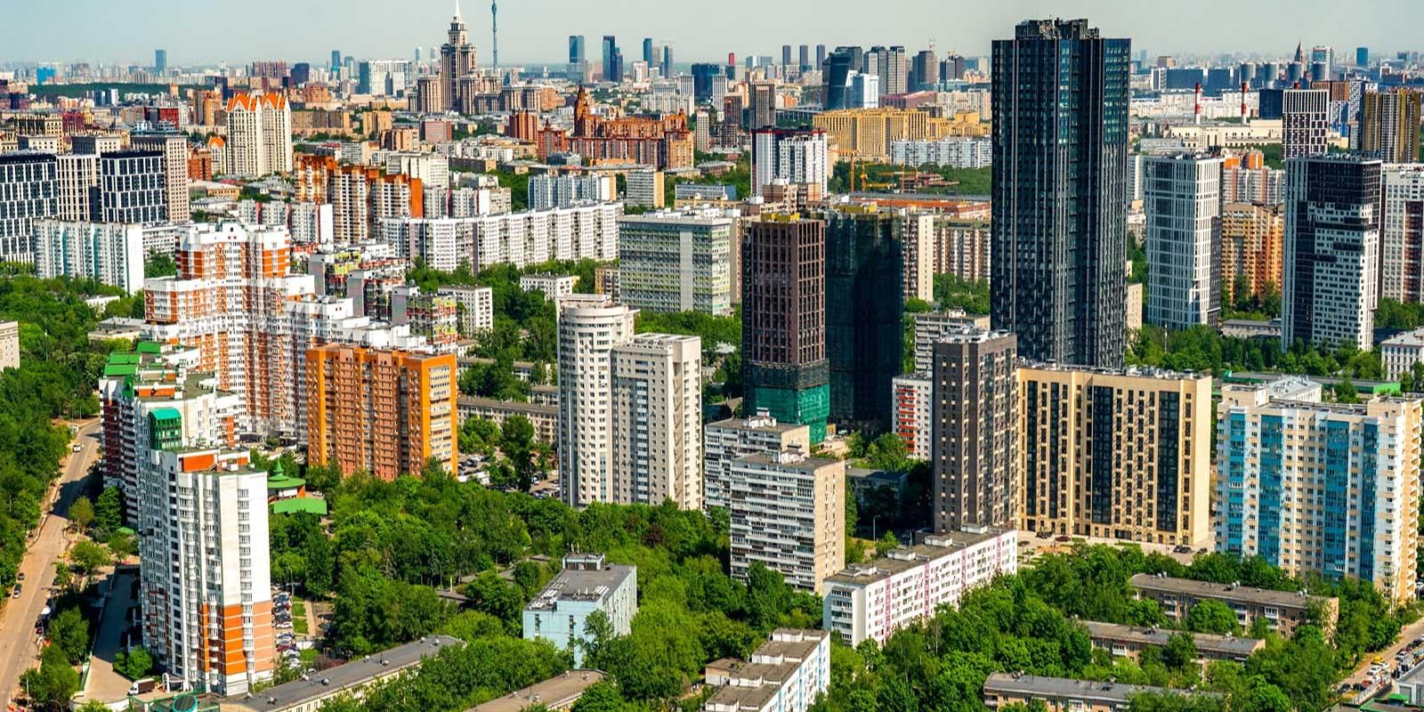 Более 560 крыш жилых домов капитально отремонтировали в Москве в этом году