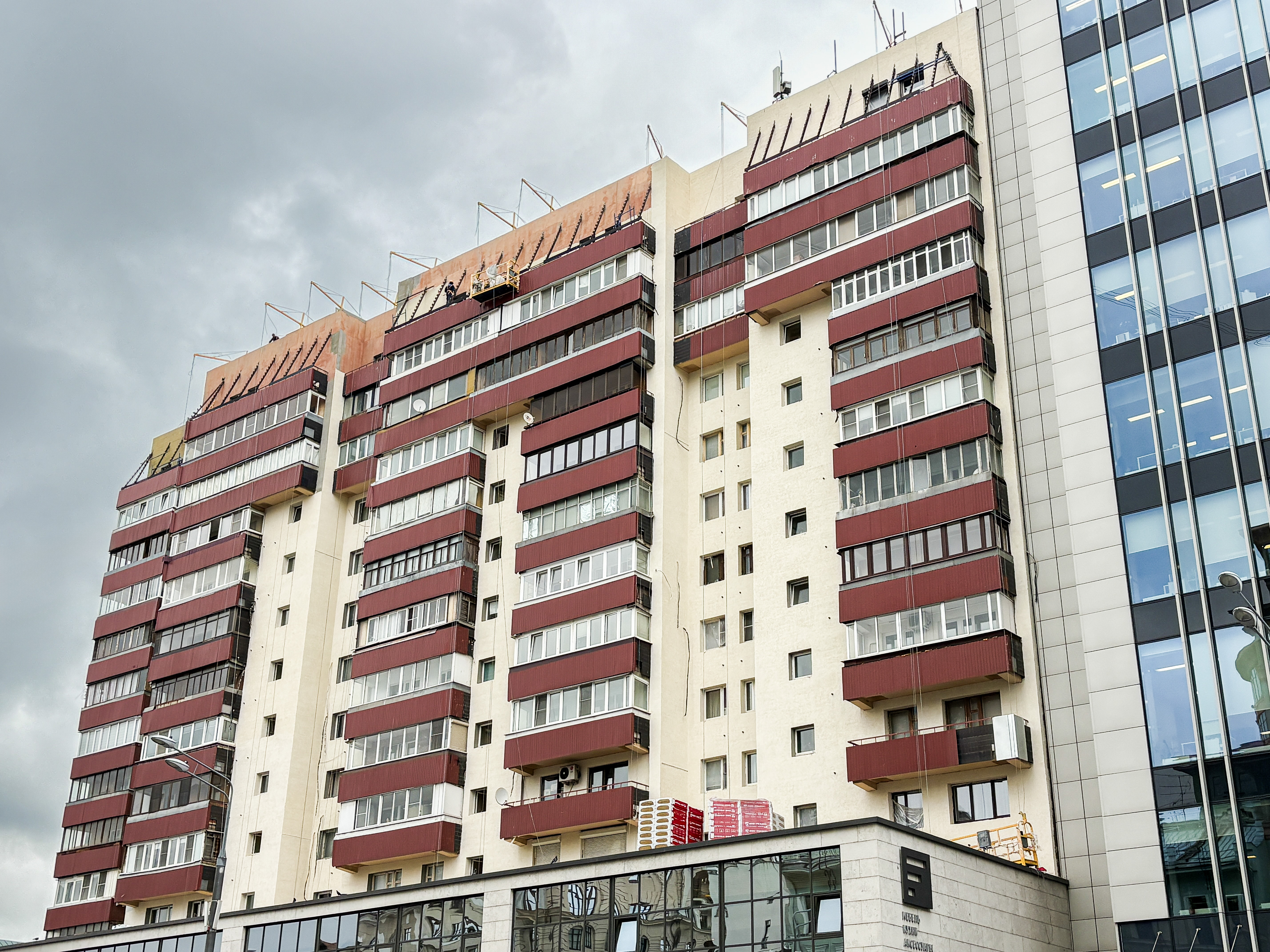 В Тверском районе проходят работы по обновлению жилого дома 1992 года постройки