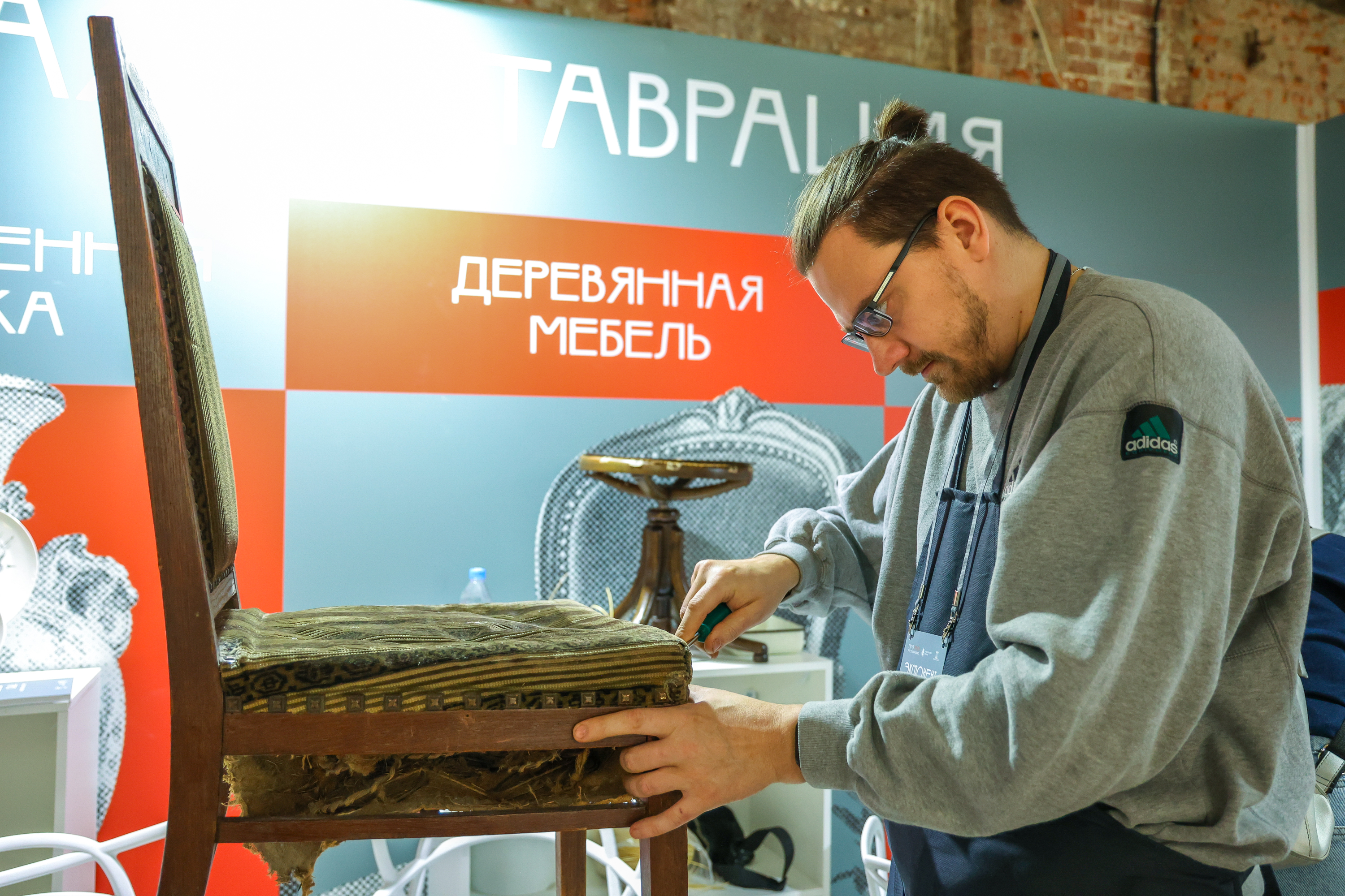 Александр Моисеенко подскажет, как восстановить старинную мебель. Фото: Мосинформ.