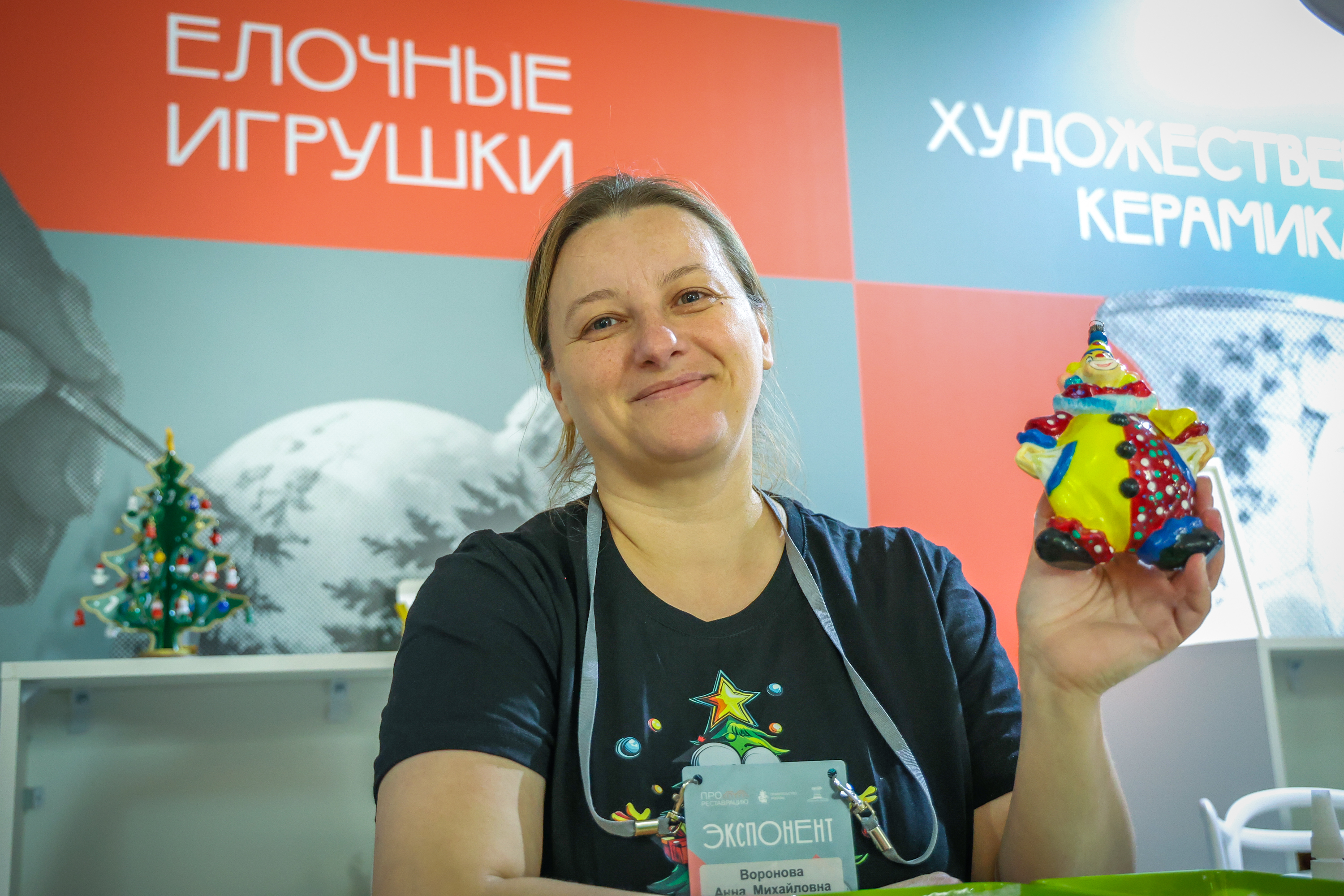 Анна Воронова восстановила разбитую елочную игрушку. Фото: Мосинформ.