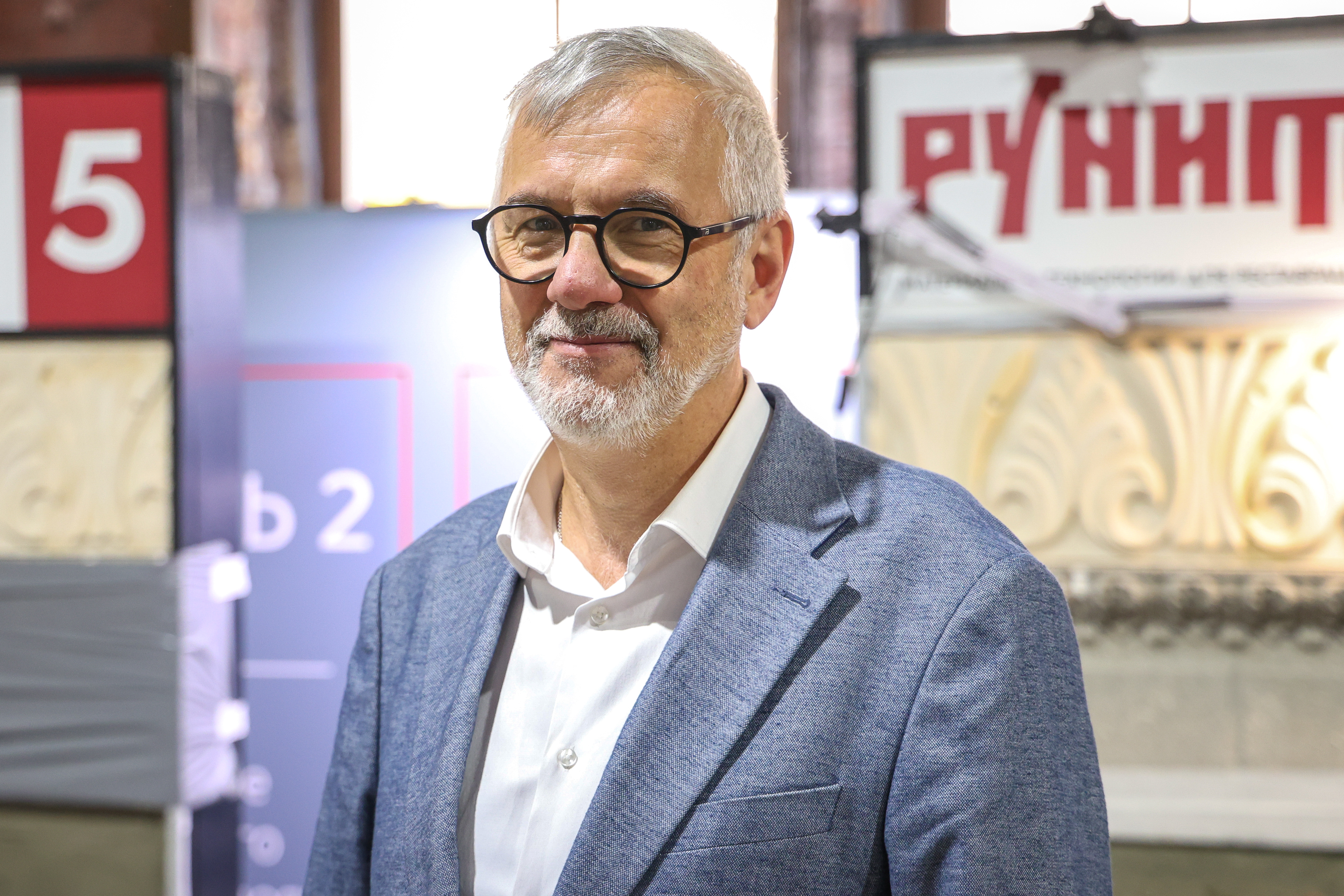 Дмитрий Тузов организует работу жюри. Фото: Мосинформ.