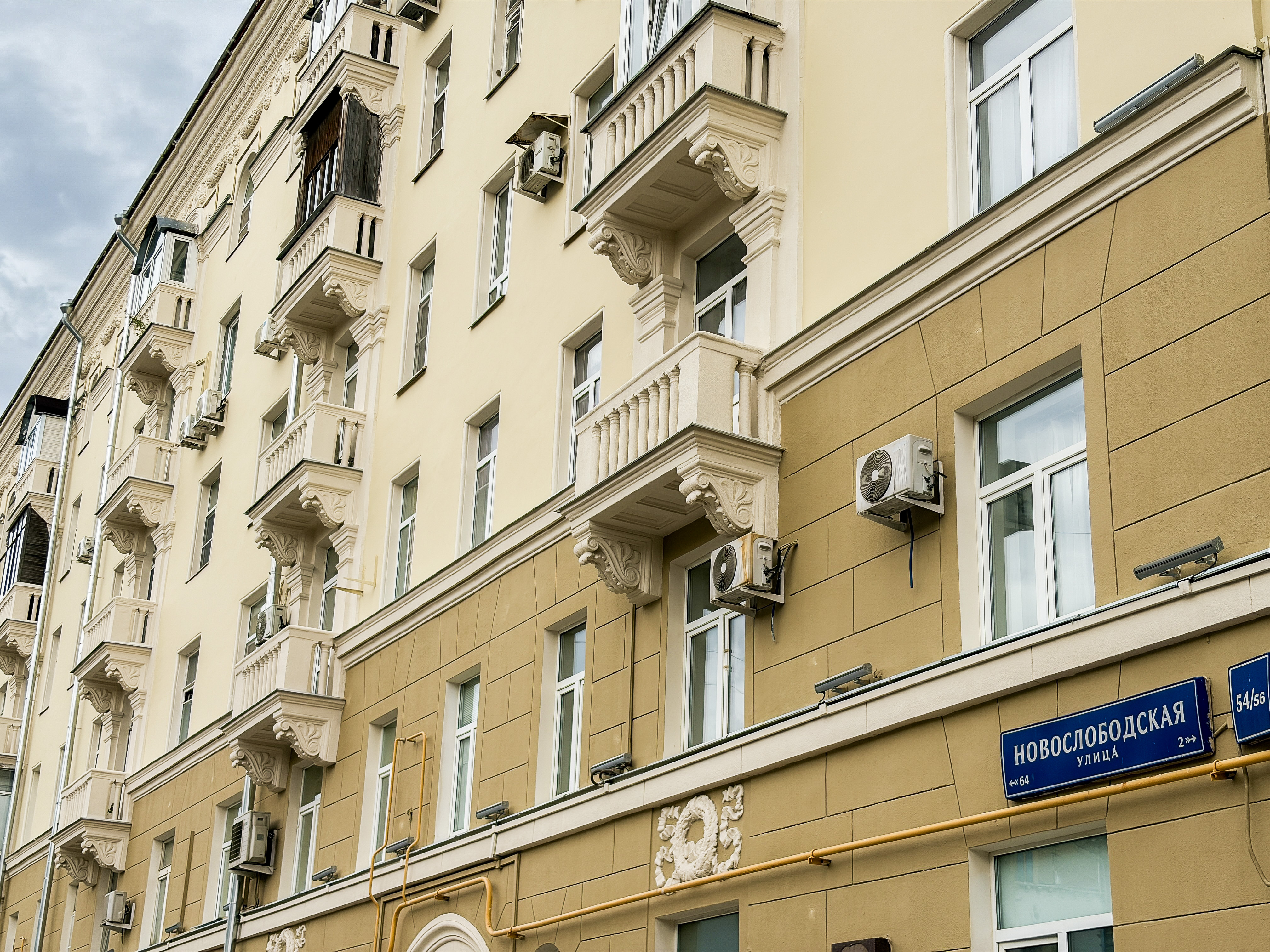 В районе Тверской проходит капитальный ремонт дома 1950 года постройки в стиле советского неоклассицизма