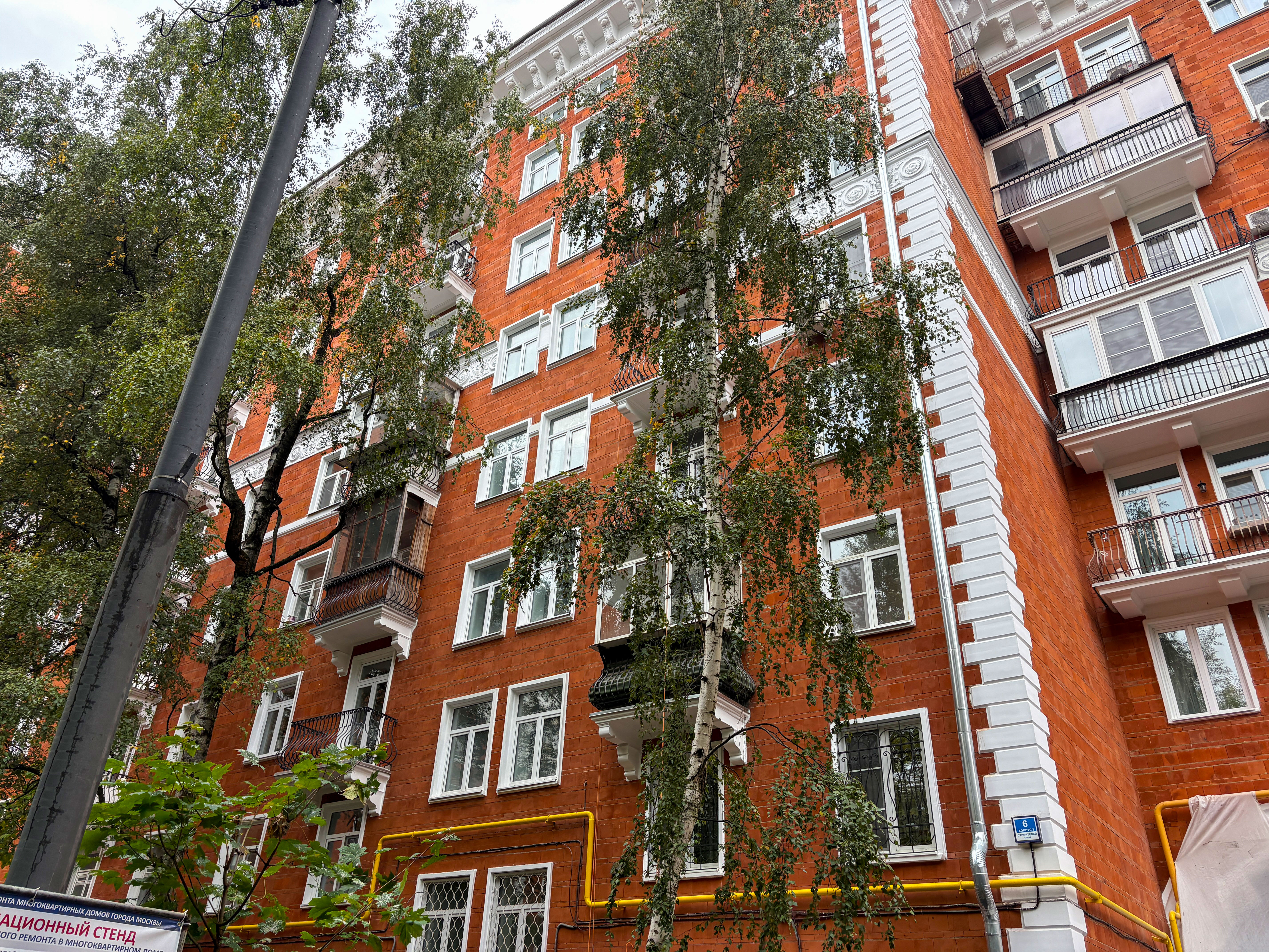 На юго-западе капитально отремонтируют дом, который входит в ансамбль знаменитых «Красных домов»