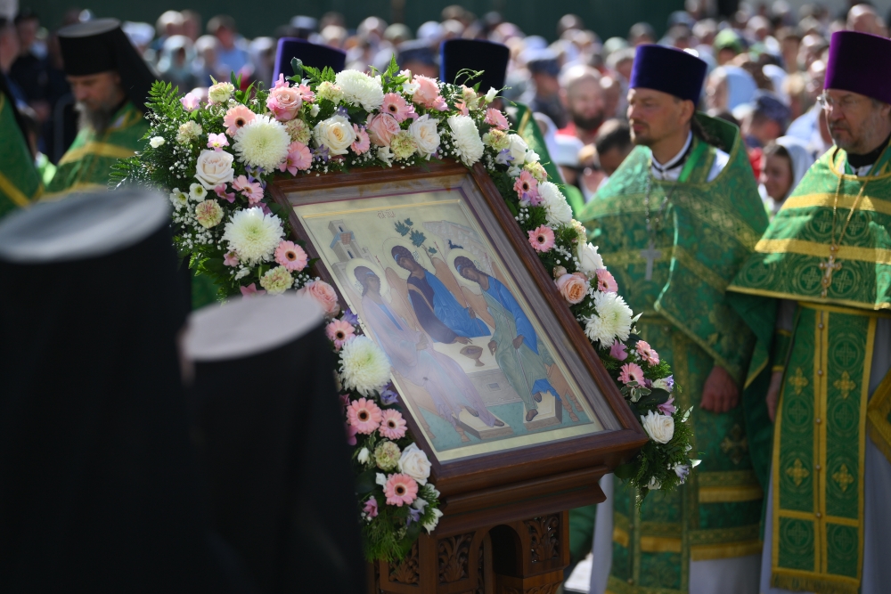 Икону «Троица» вернули в иконостас Троицкого собора Троице-Сергиевой лавры