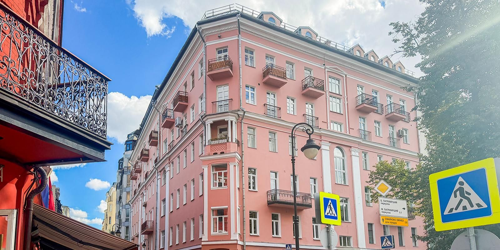 Три дома в стиле неоклассицизма капитально ремонтируют в столице
