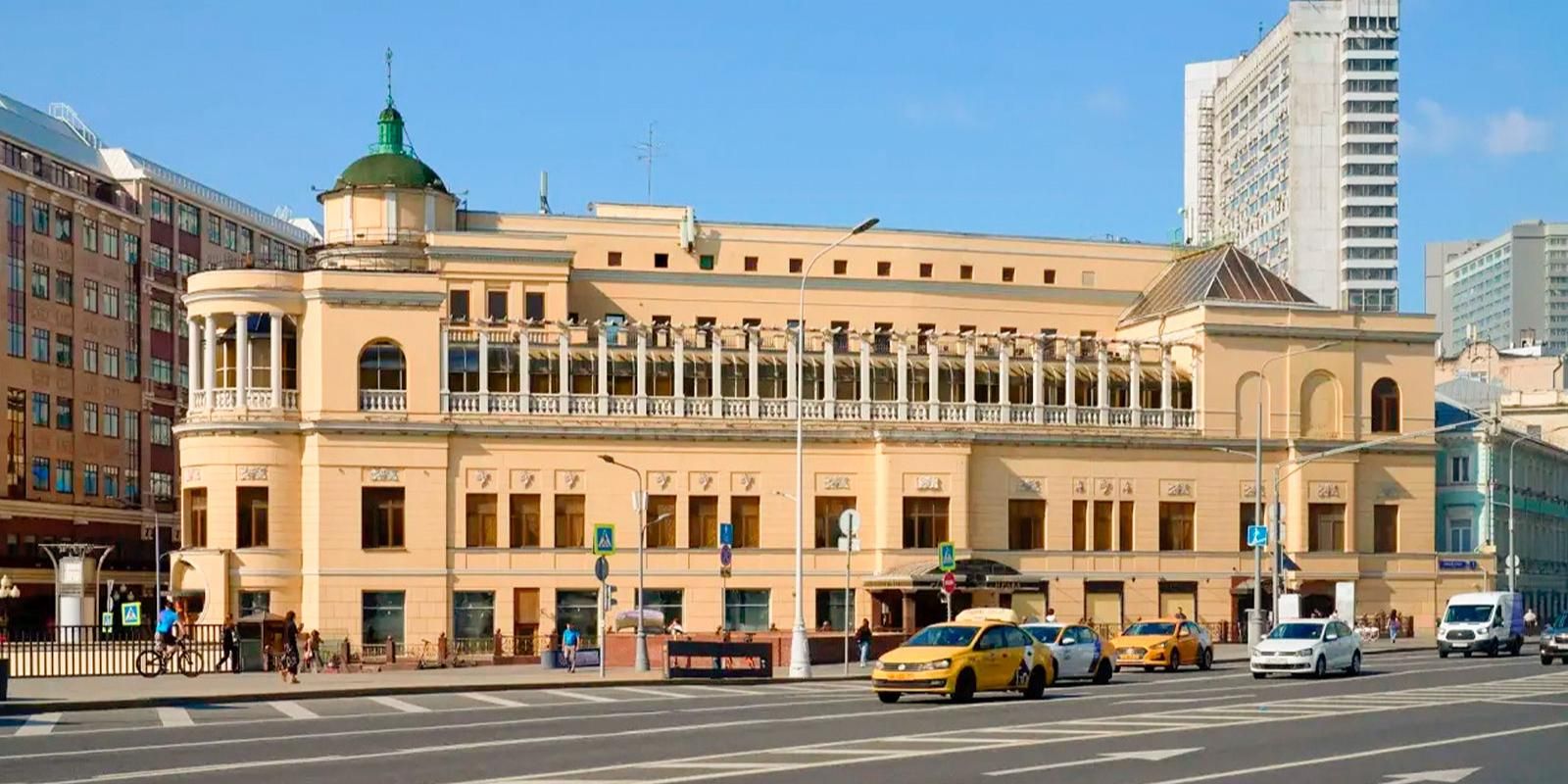 Реставрация фасадов здания ресторана «Прага» началась на Арбате
