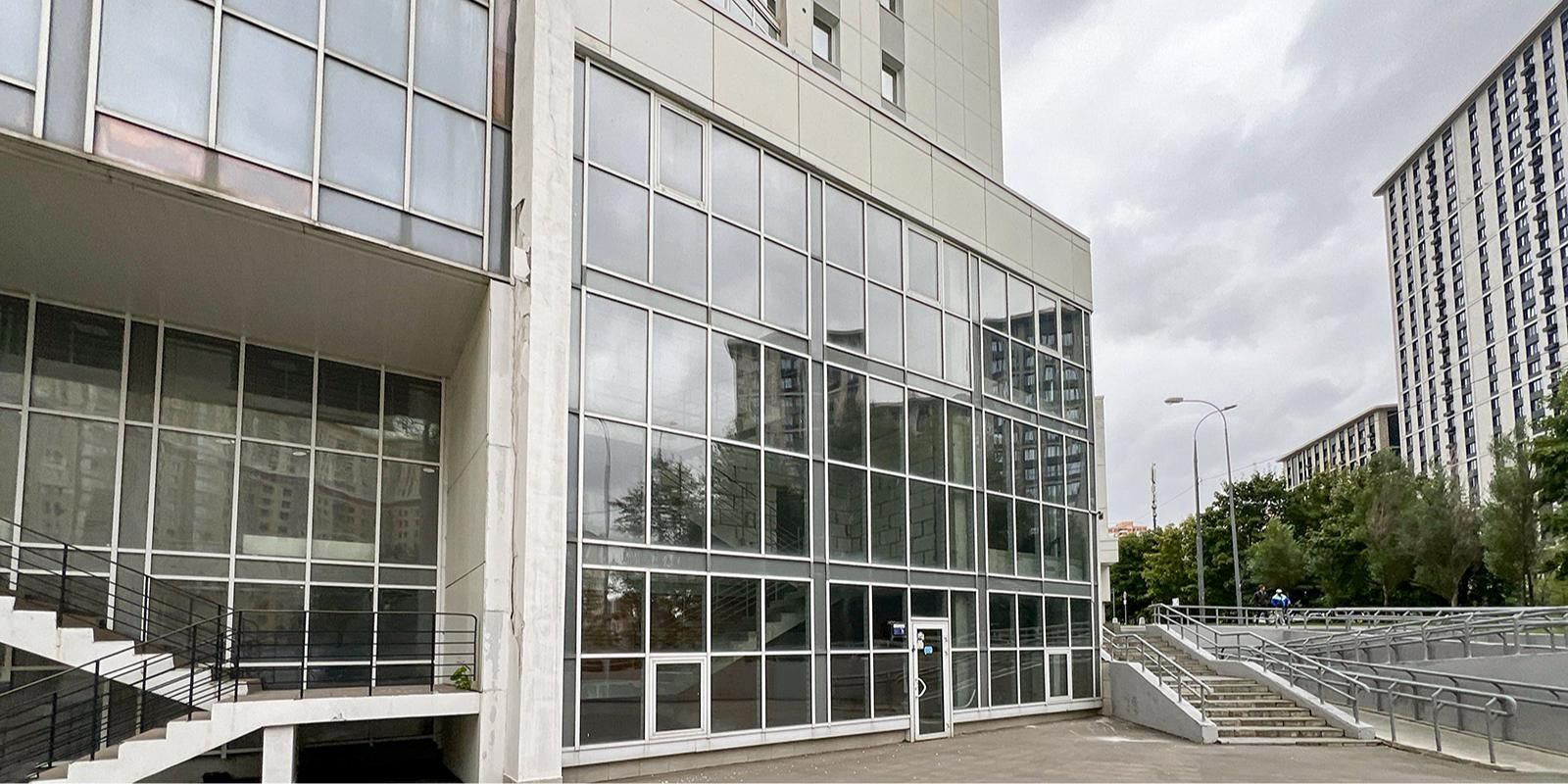 Два нежилых помещения на Мосфильмовской улице выставили на городские торги